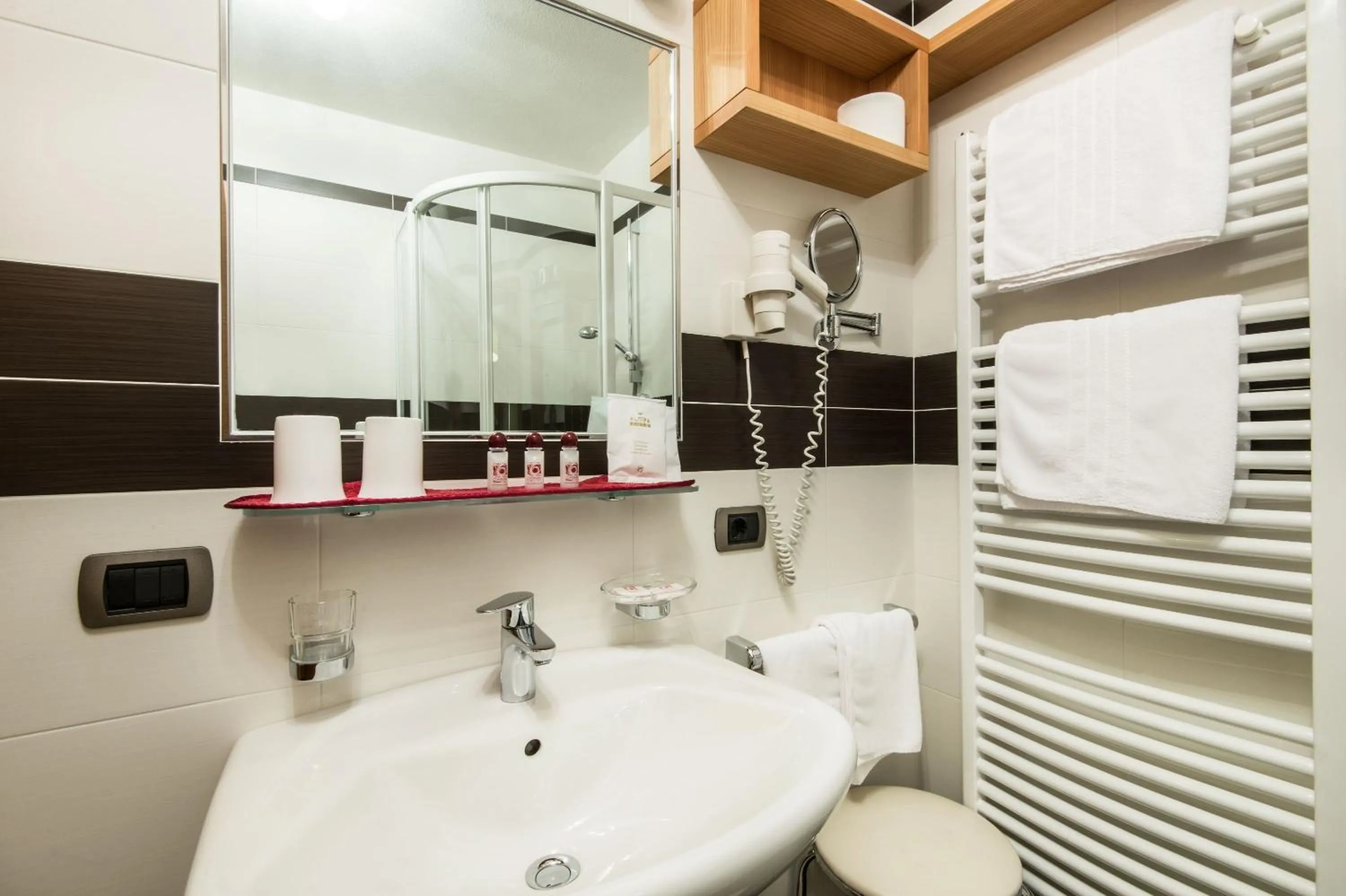 Bathroom in Albergo Posta Pederoa