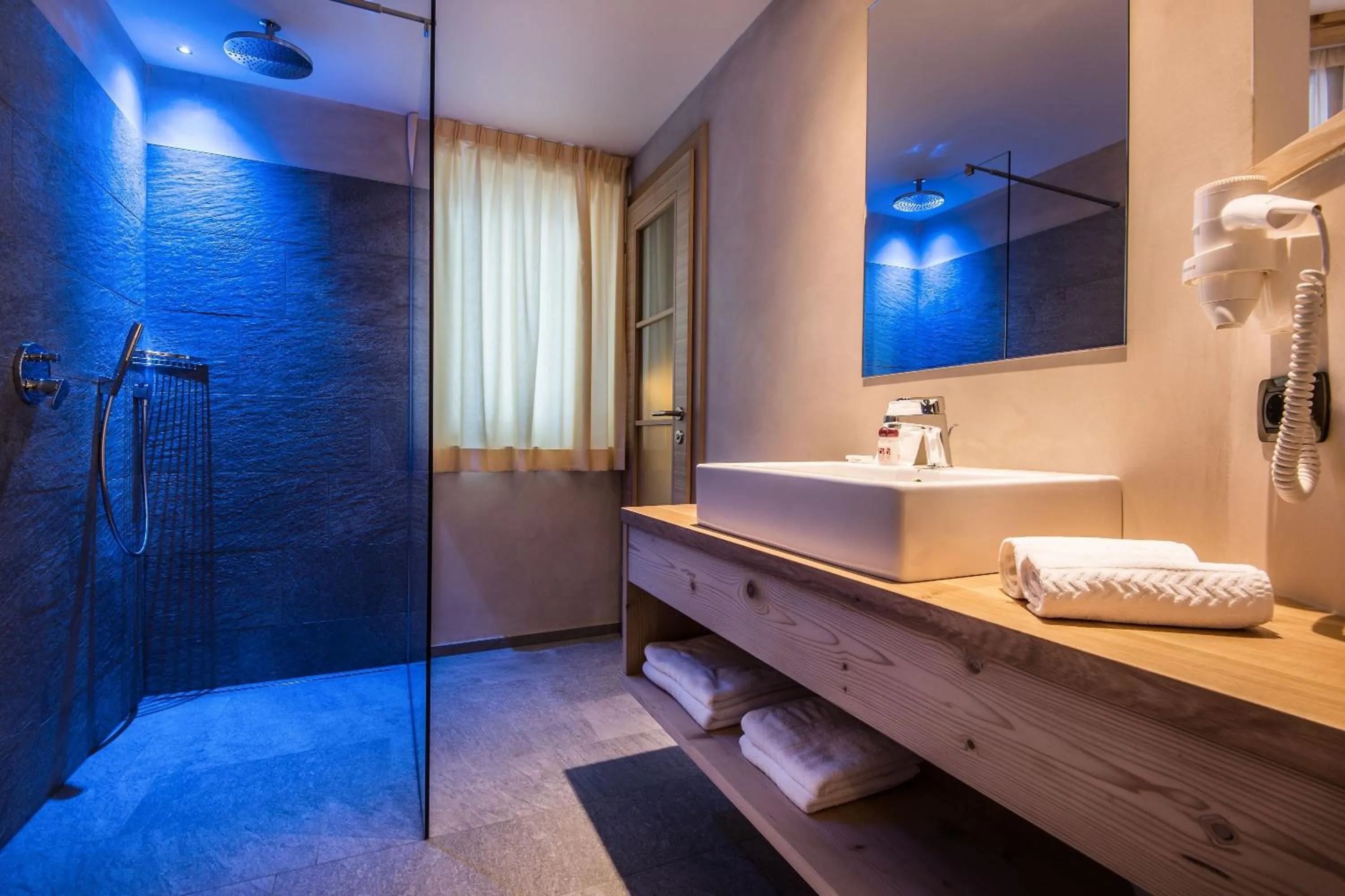 Bathroom in Albergo Posta Pederoa