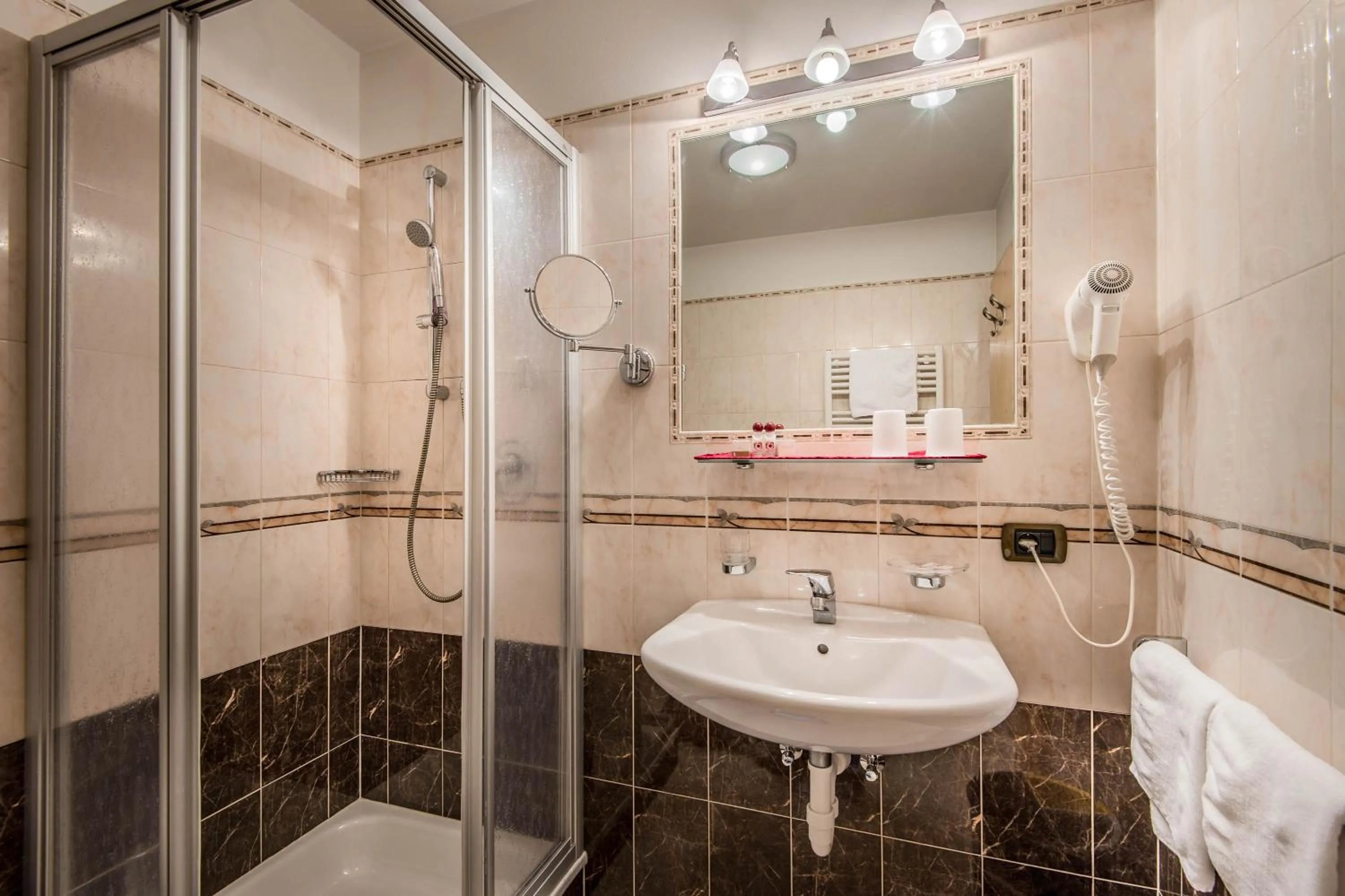 Bathroom in Albergo Posta Pederoa