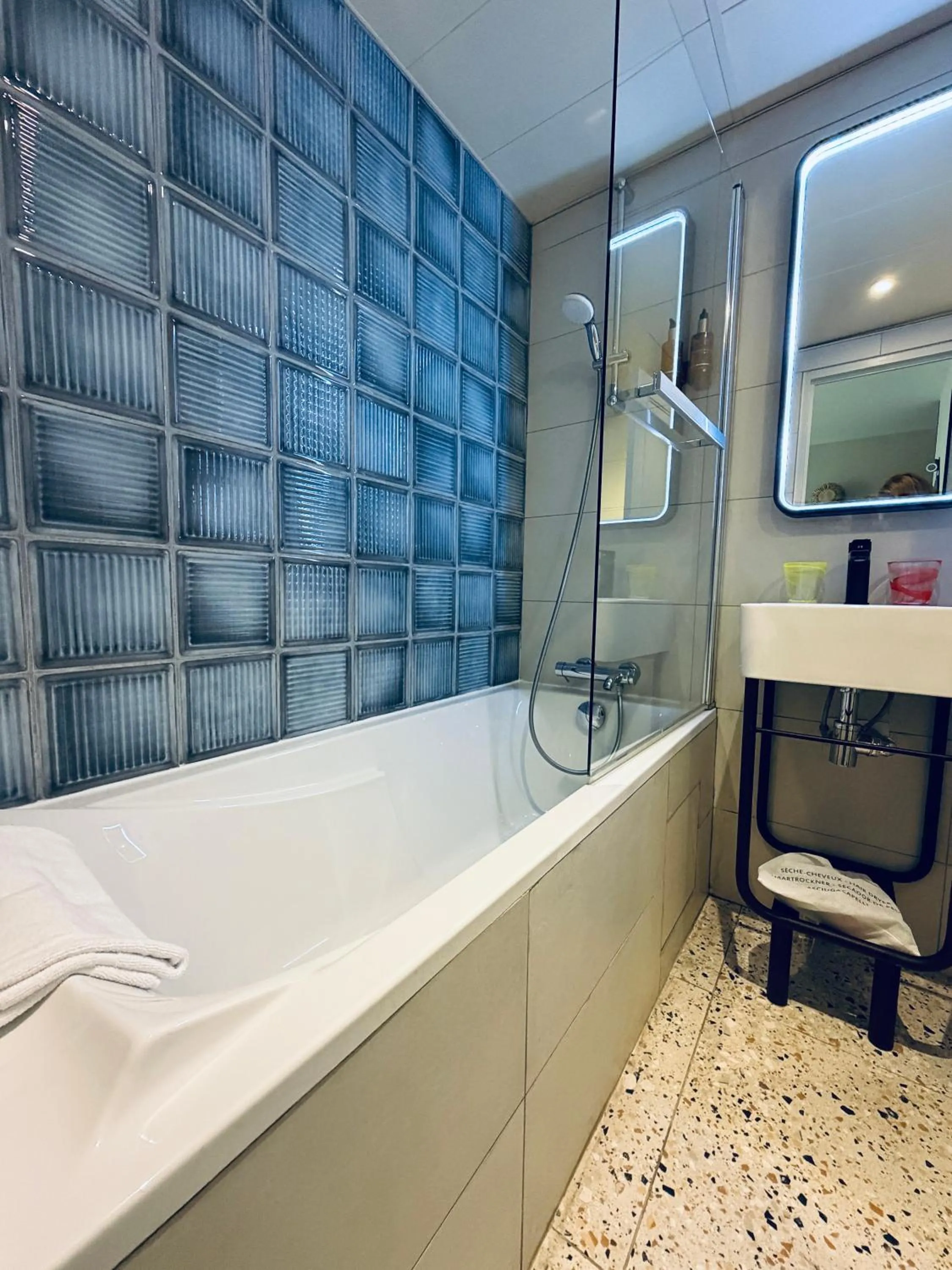 Bathroom in Hôtel de L'Esperance