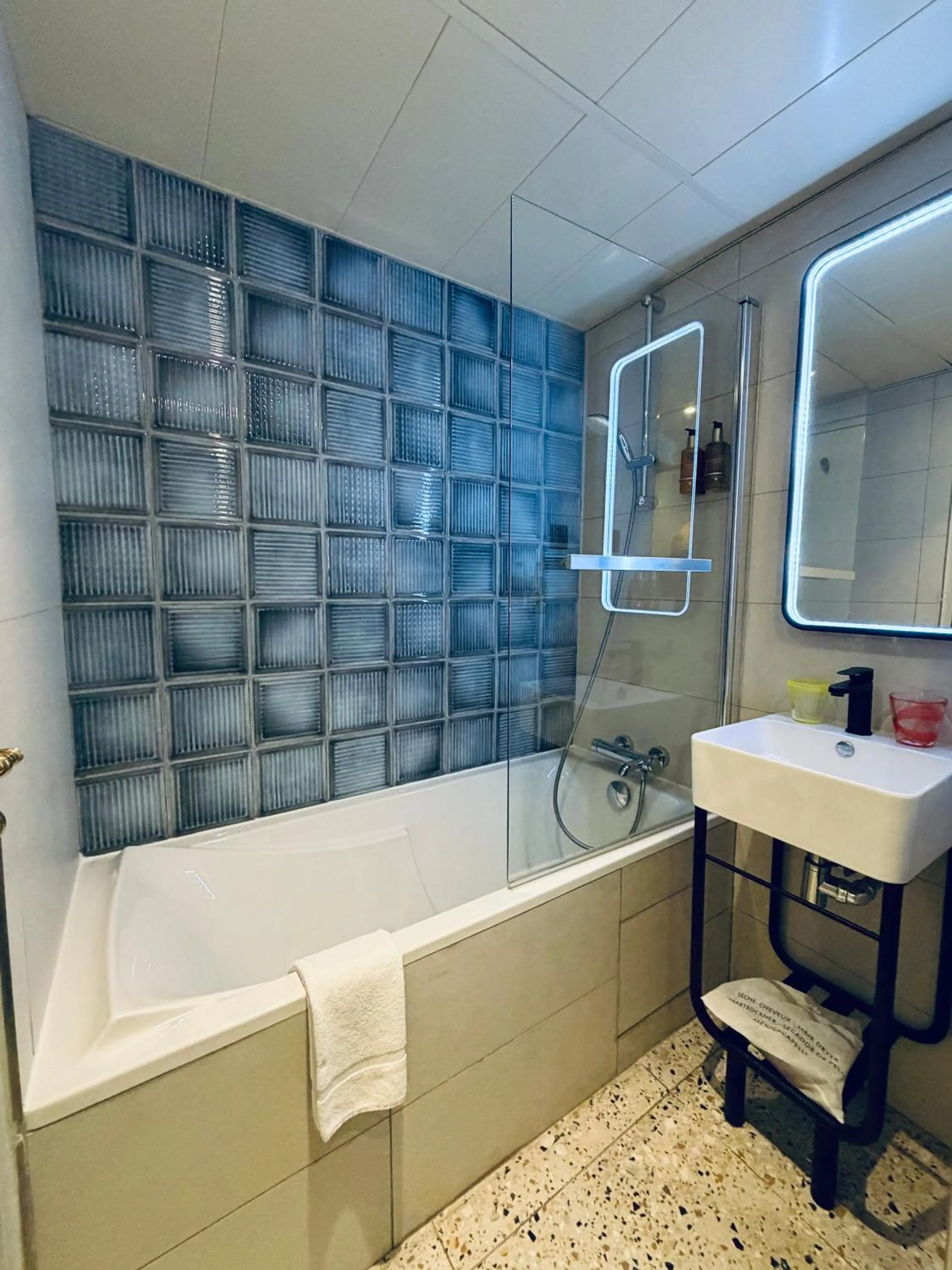 Bath in Hôtel de L'Esperance