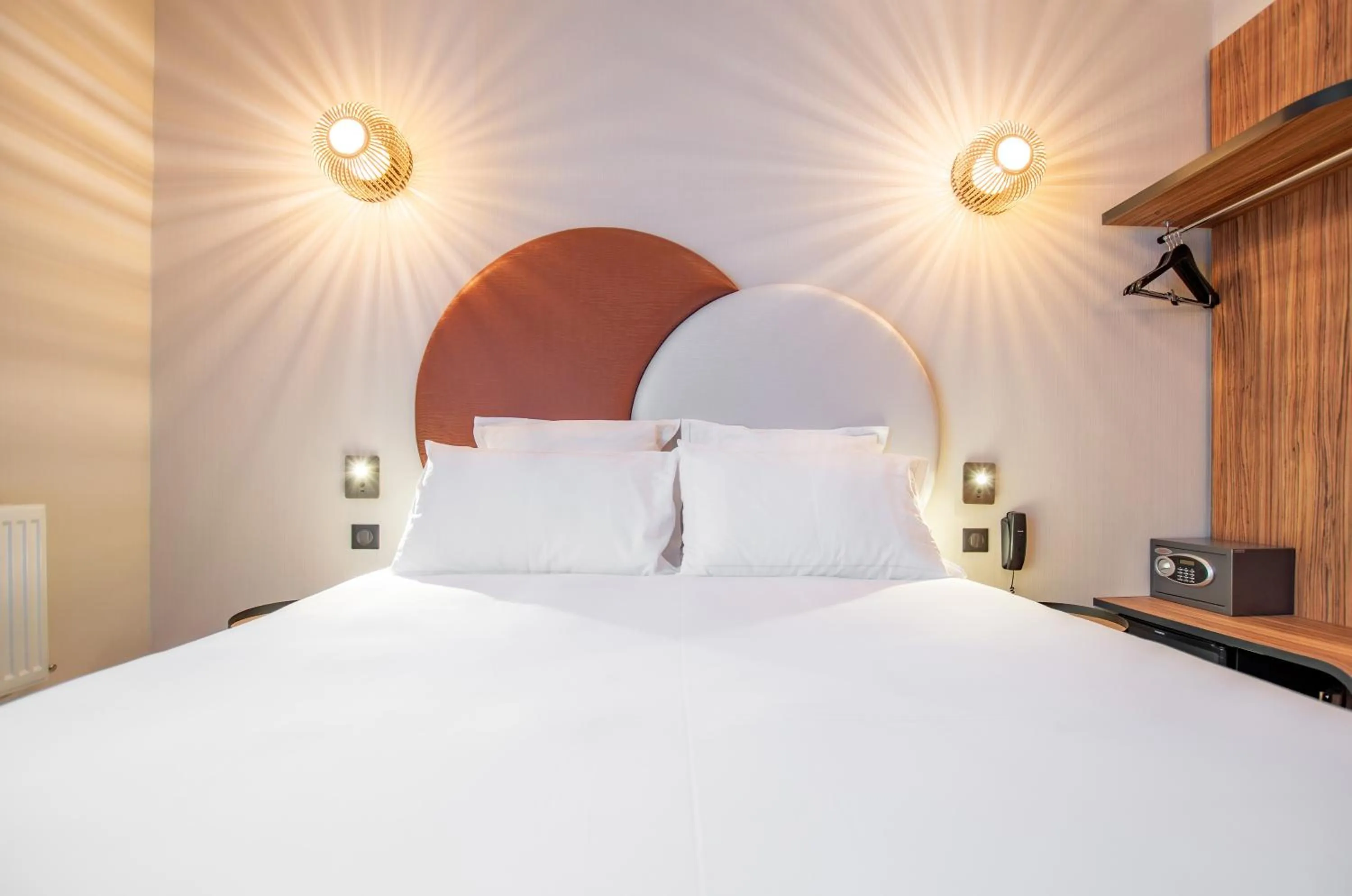 Bedroom, Bed in Hôtel de L'Esperance