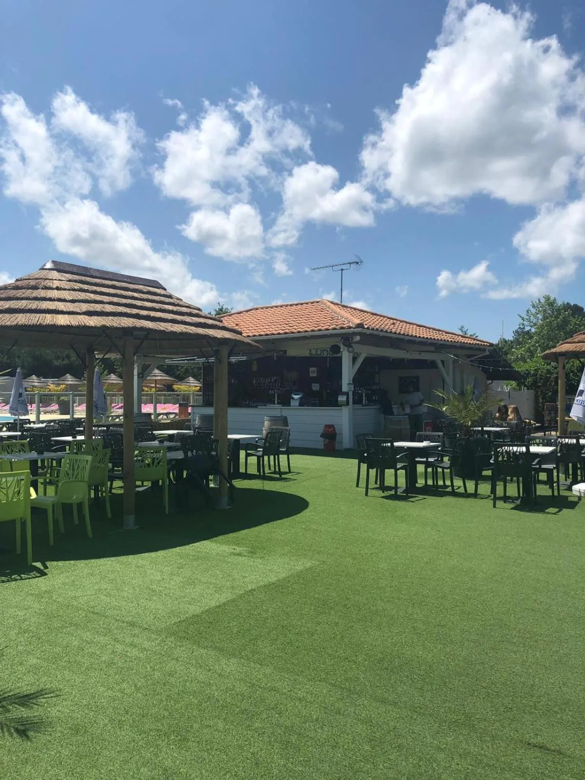 Drinks in MOBIL HOME 43 dans Camping 4 Etoiles