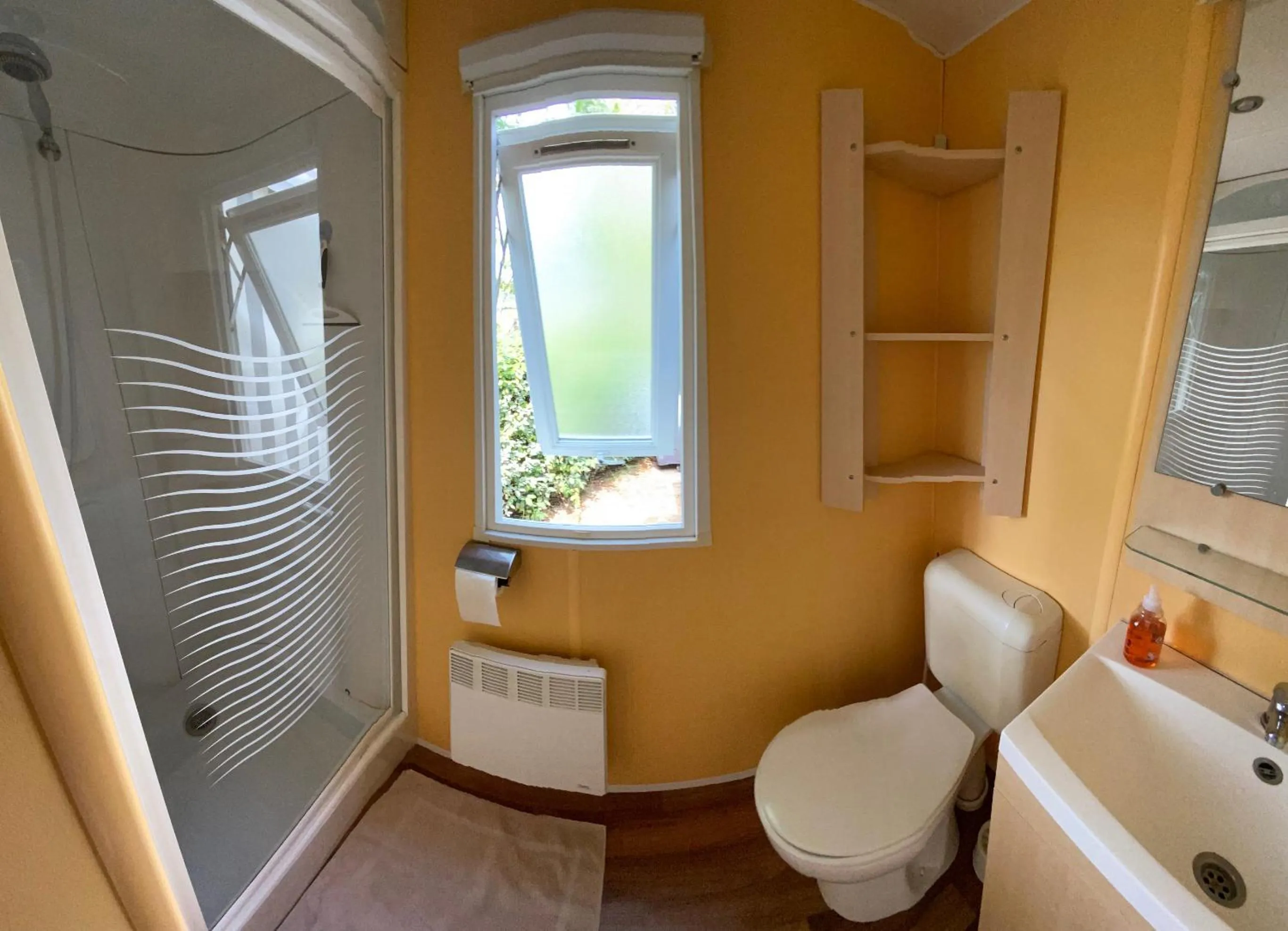 Shower in MOBIL HOME 43 dans Camping 4 Etoiles