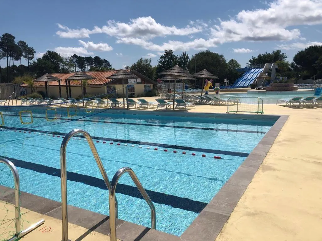 Swimming pool in MOBIL HOME 43 dans Camping 4 Etoiles