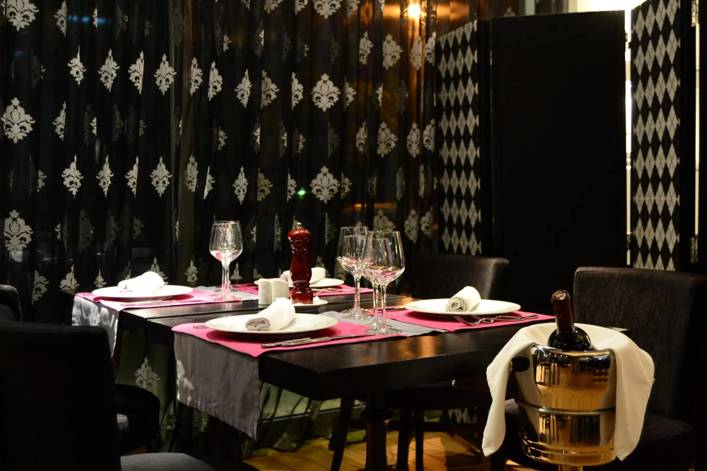 Restaurant/places to eat in Hotel Iliana