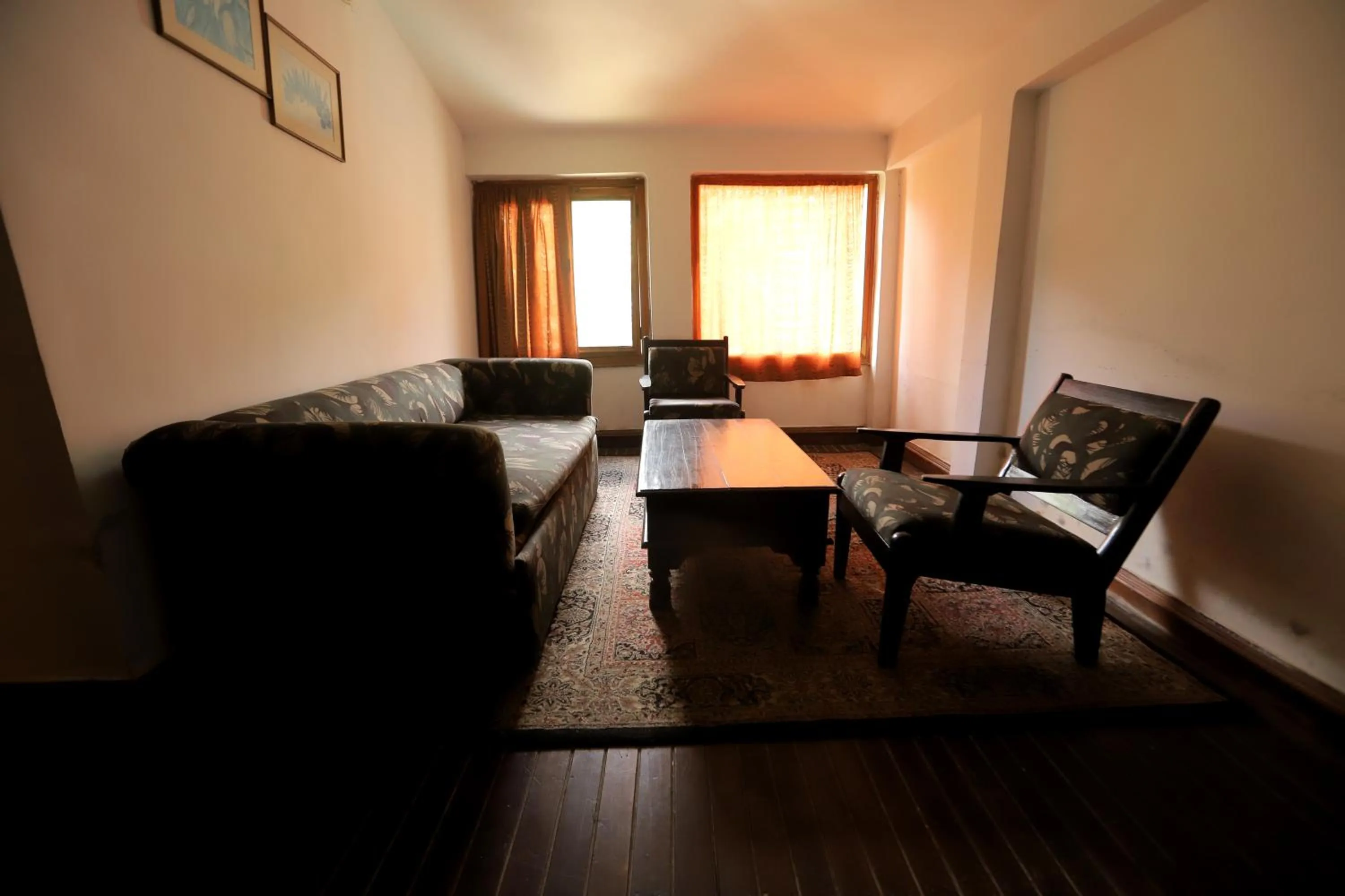 Living room in Cedar Lodge By Aahma