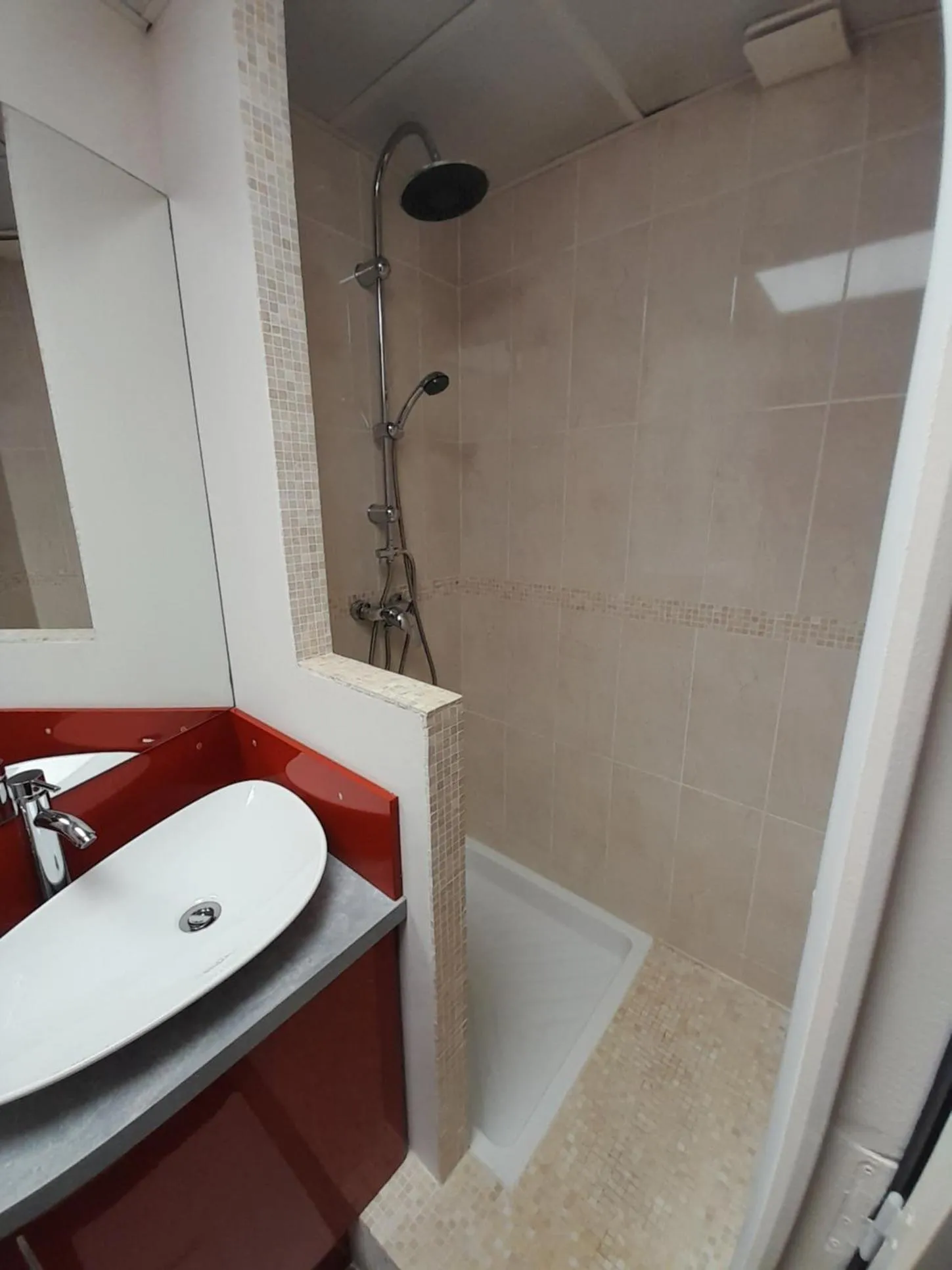 Shower in La Chaloupe 4