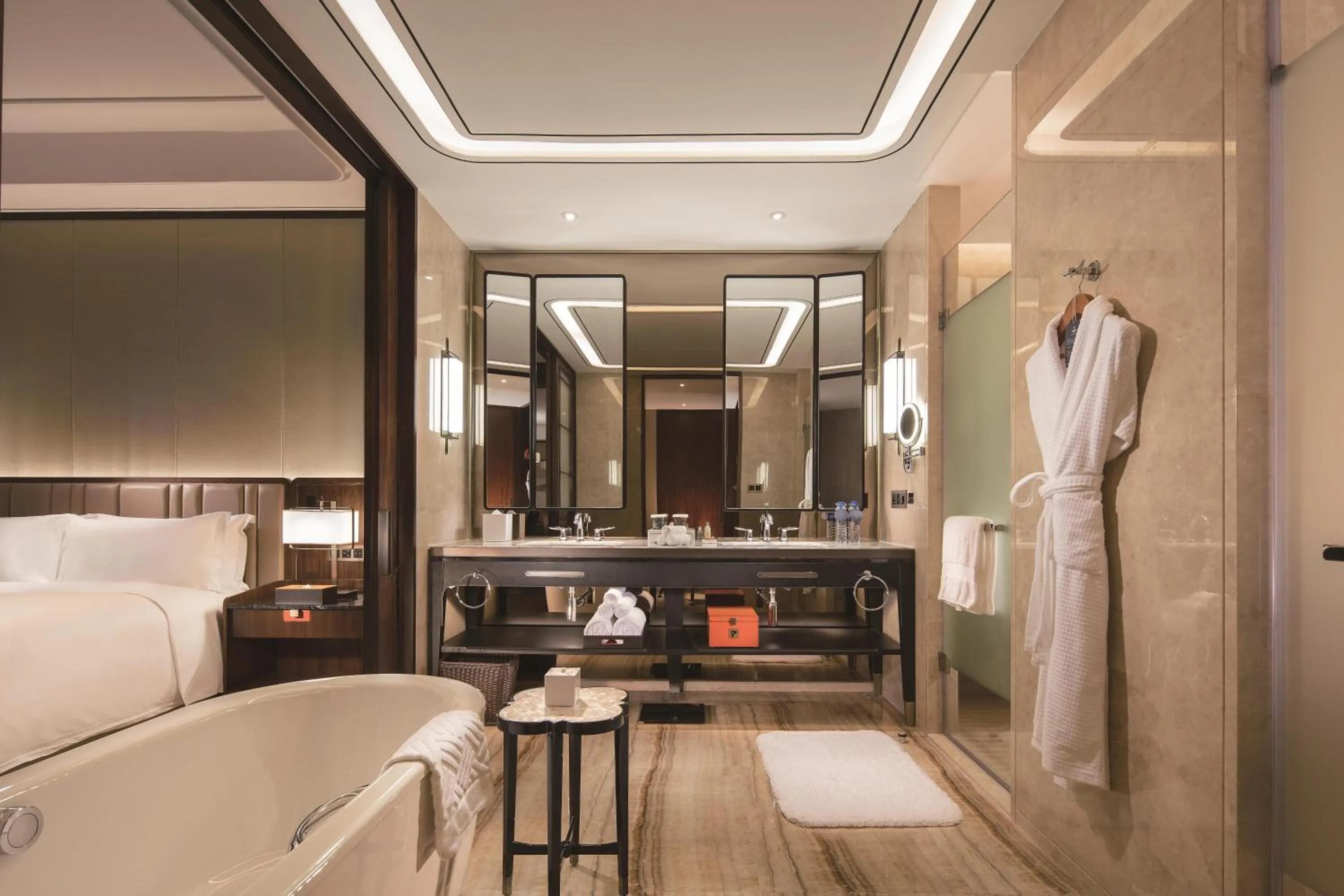 Bathroom, Bed in Hilton Fuzhou