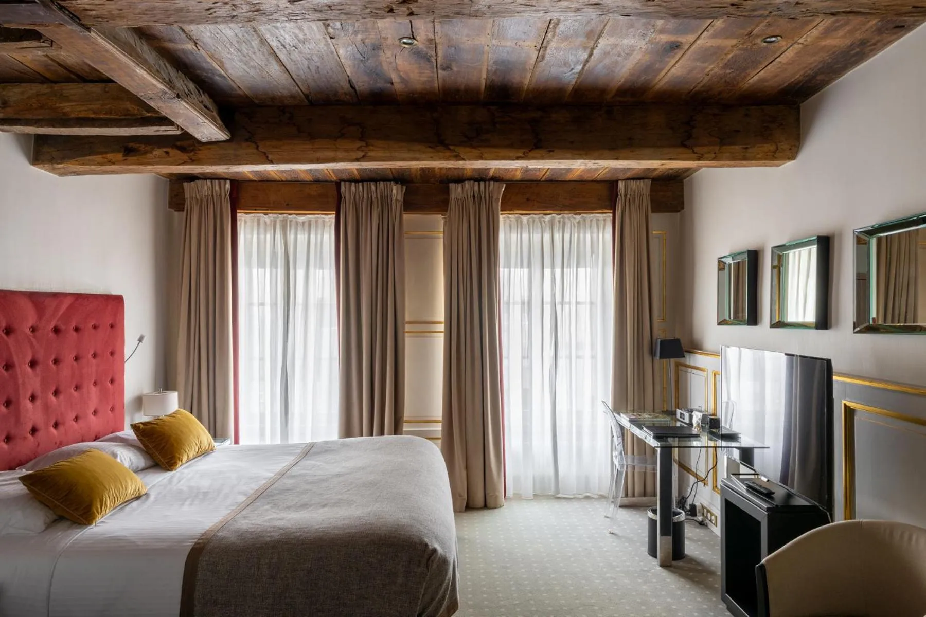 Bedroom, Bed in Hotel Le Place d'Armes - Relais & Châteaux