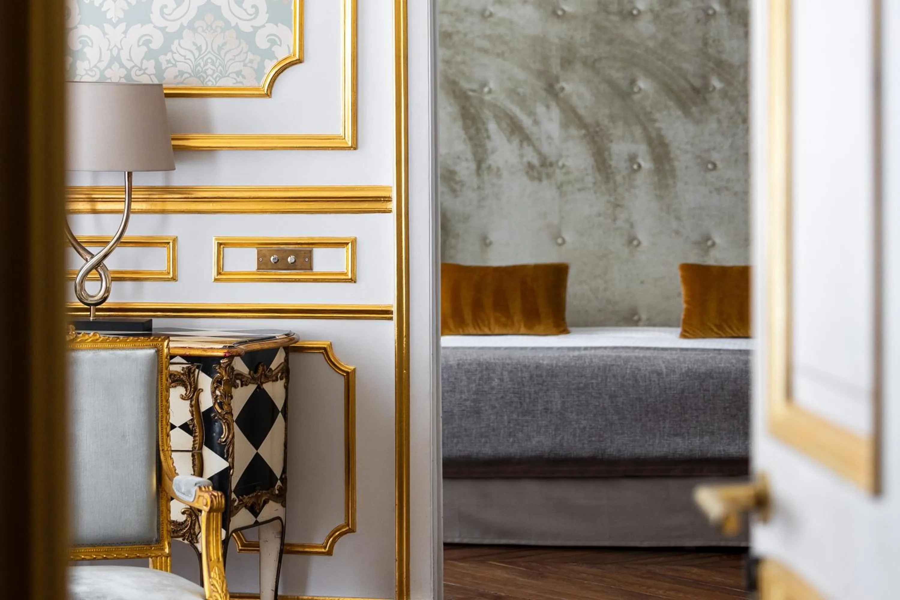 Bedroom, Bed in Hotel Le Place d'Armes - Relais & Châteaux