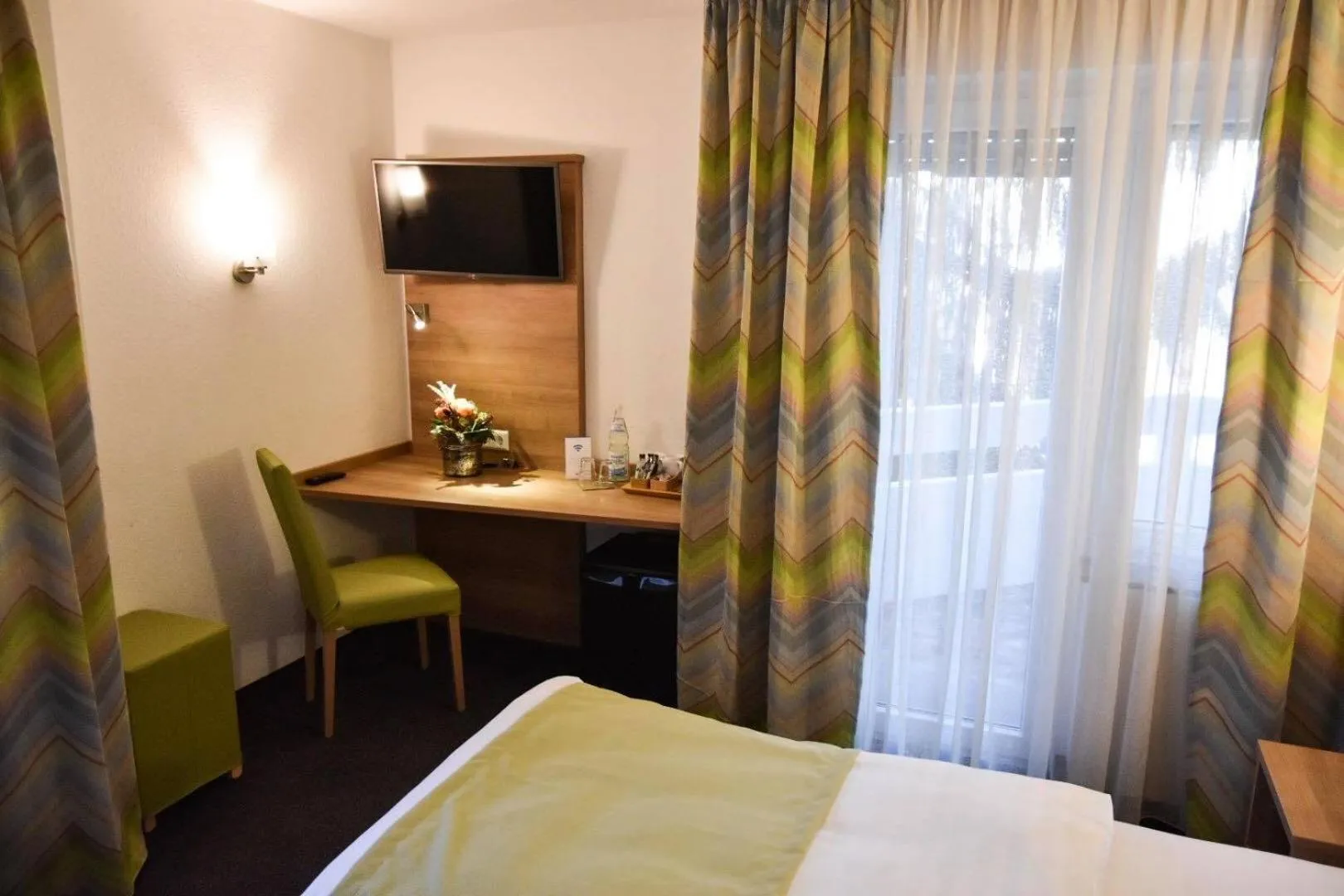 TV and multimedia, Bed in Martins Klause Airport Messe Hotel - Self Check-In