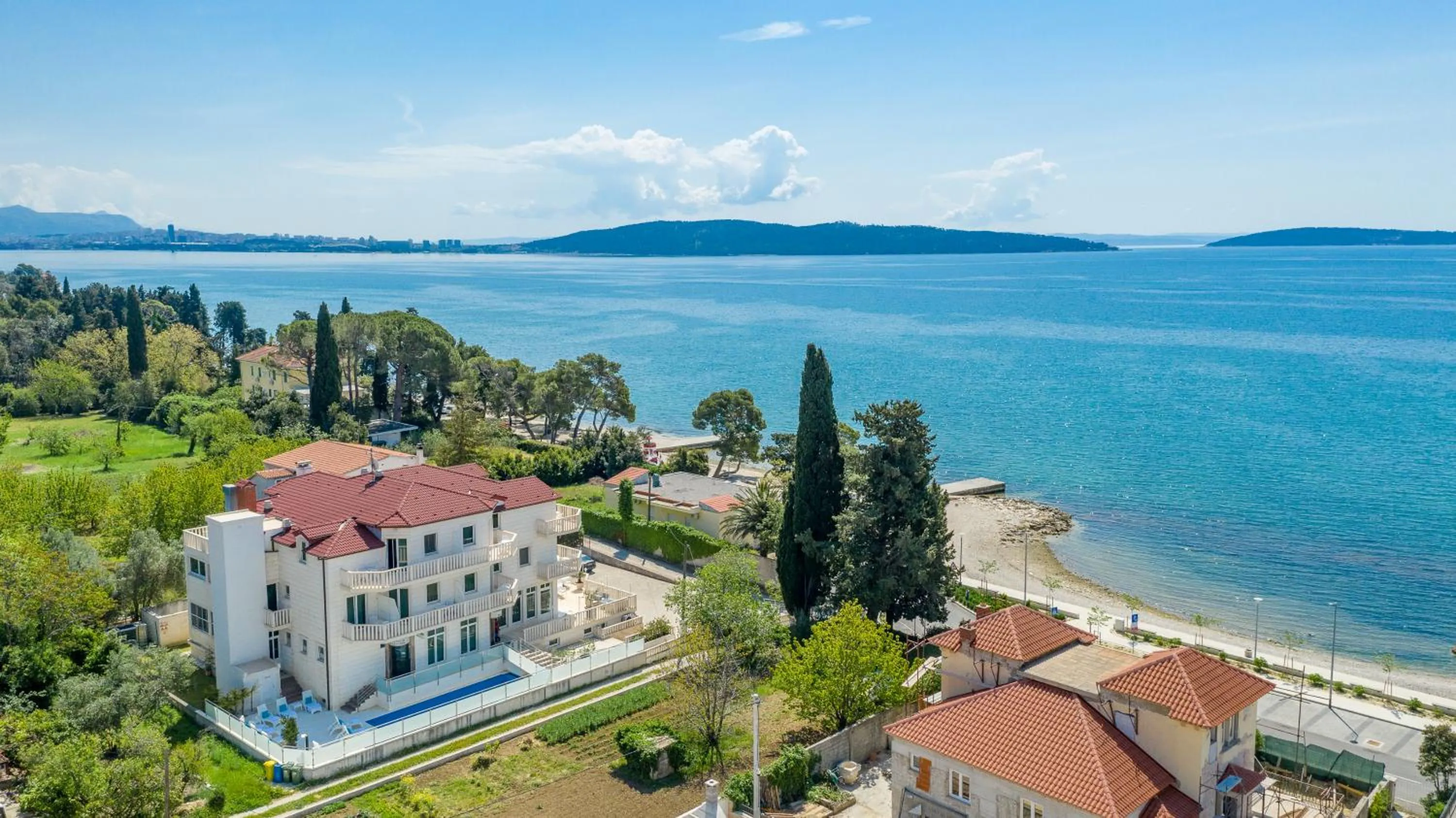 Bird's eye view in Hotel Riva Kaštela with swimming pool