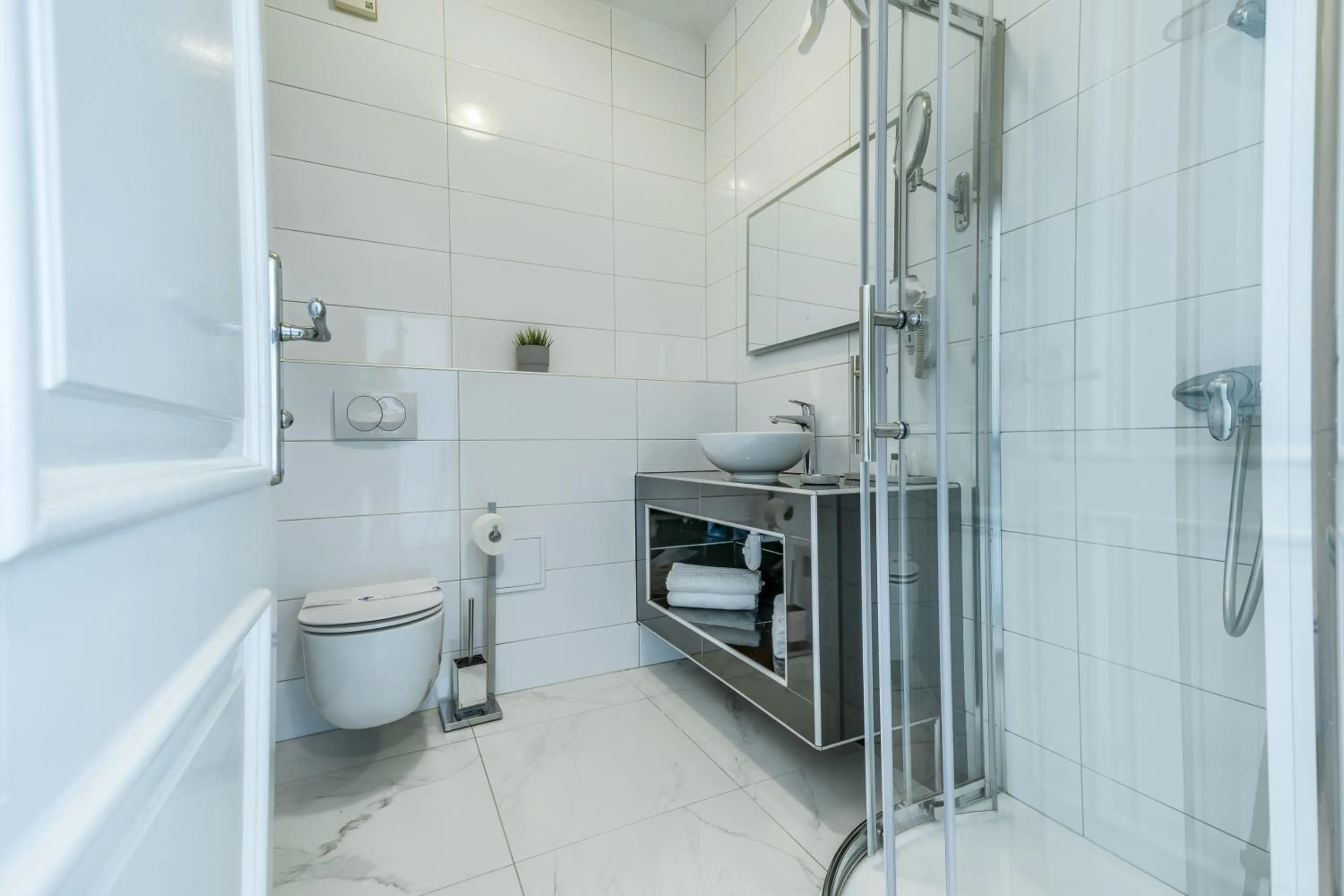 Shower in Hotel Riva Kaštela with swimming pool