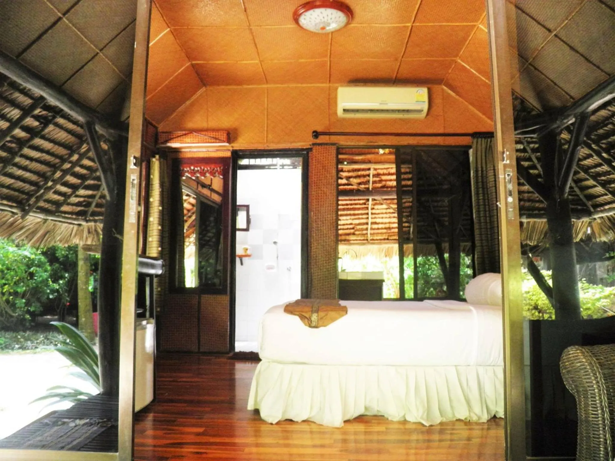 Bed in Fisherman's Hut , ขนำชาวเลโฮมสเตย์