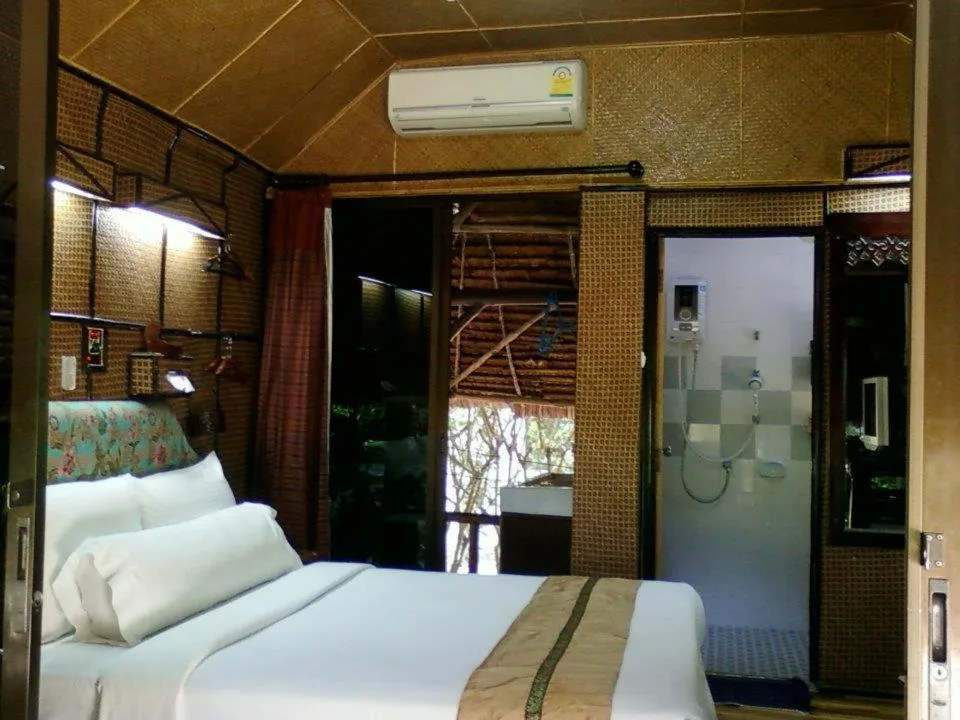 Bed in Fisherman's Hut , ขนำชาวเลโฮมสเตย์