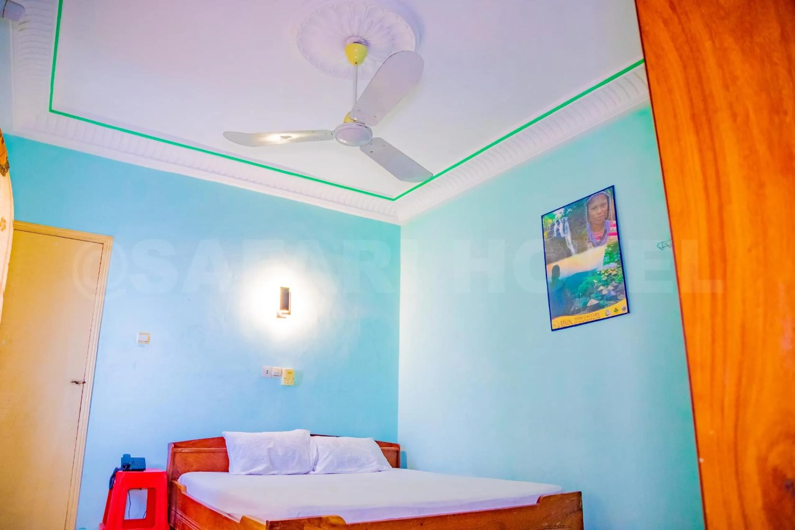 Photo of the whole room, Bed in Hotel Safari COTONOU