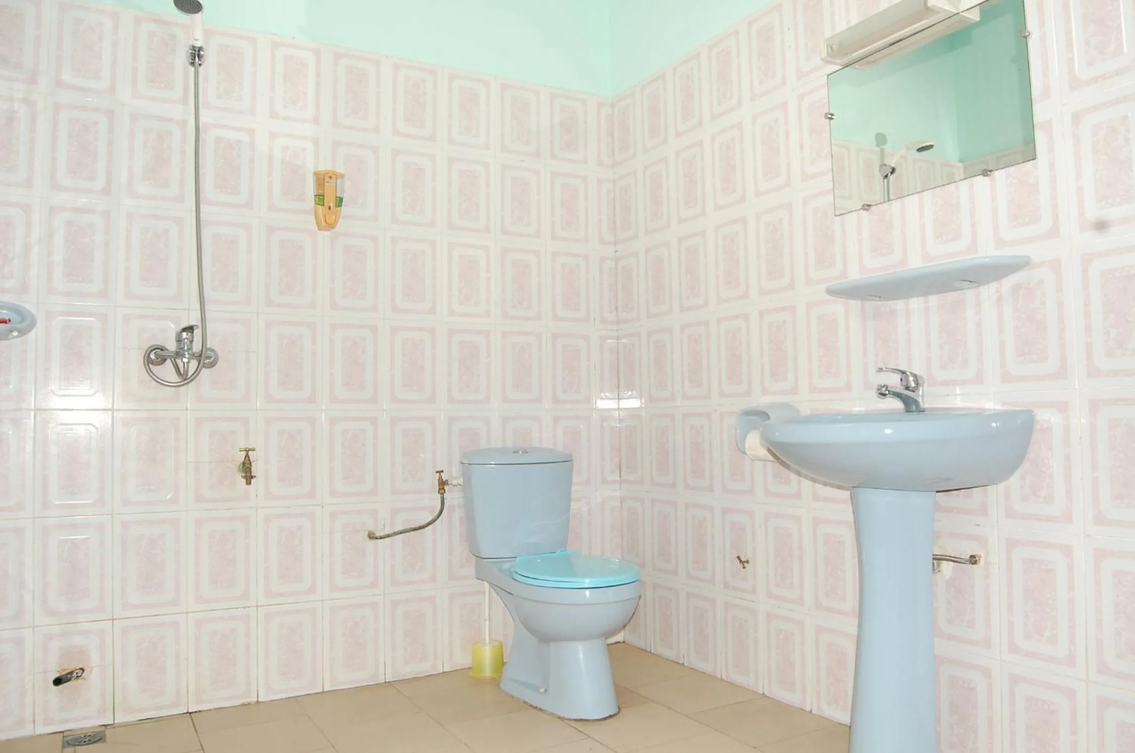 Shower in Hotel Safari COTONOU