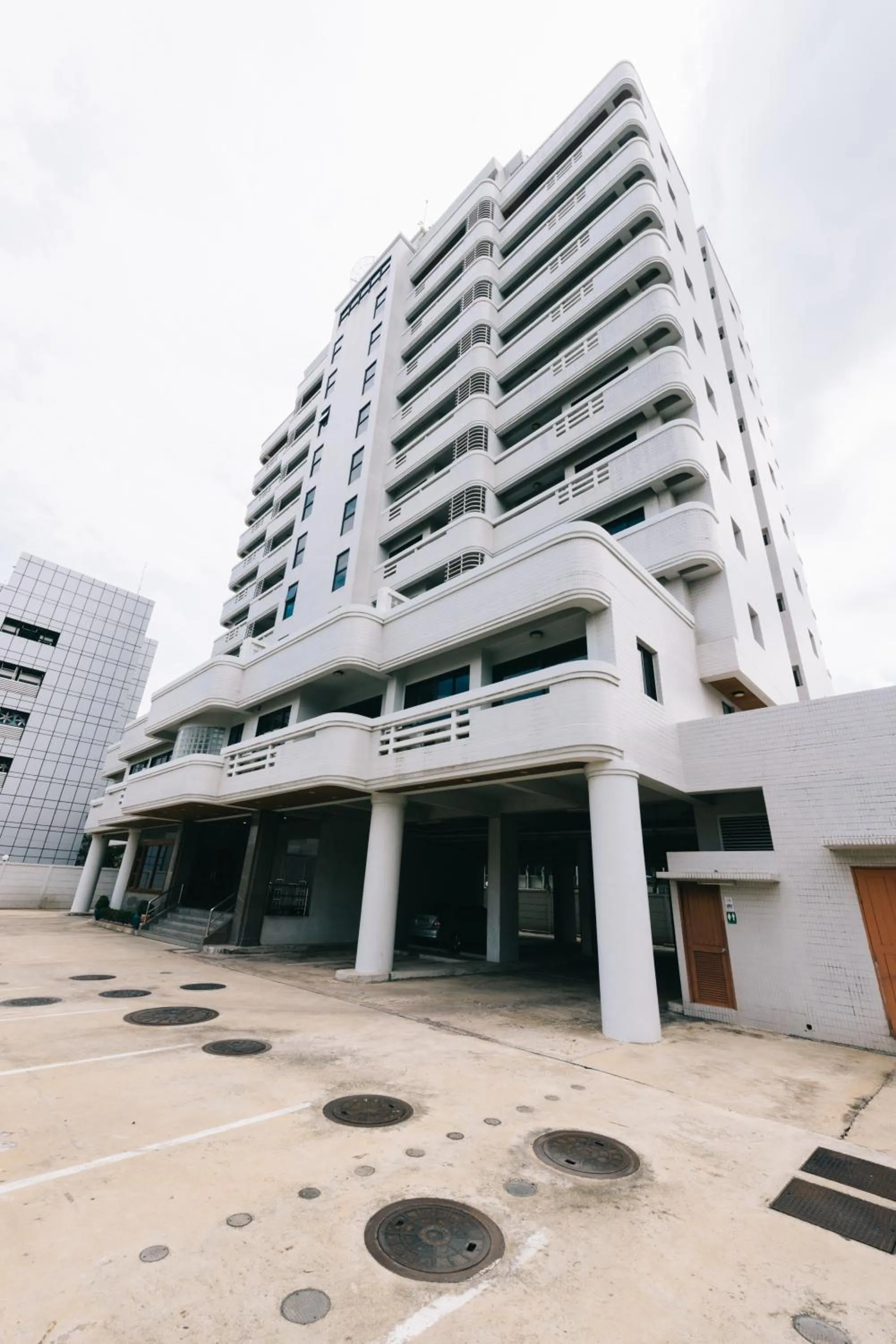 Facade/entrance in Baan Pratoom