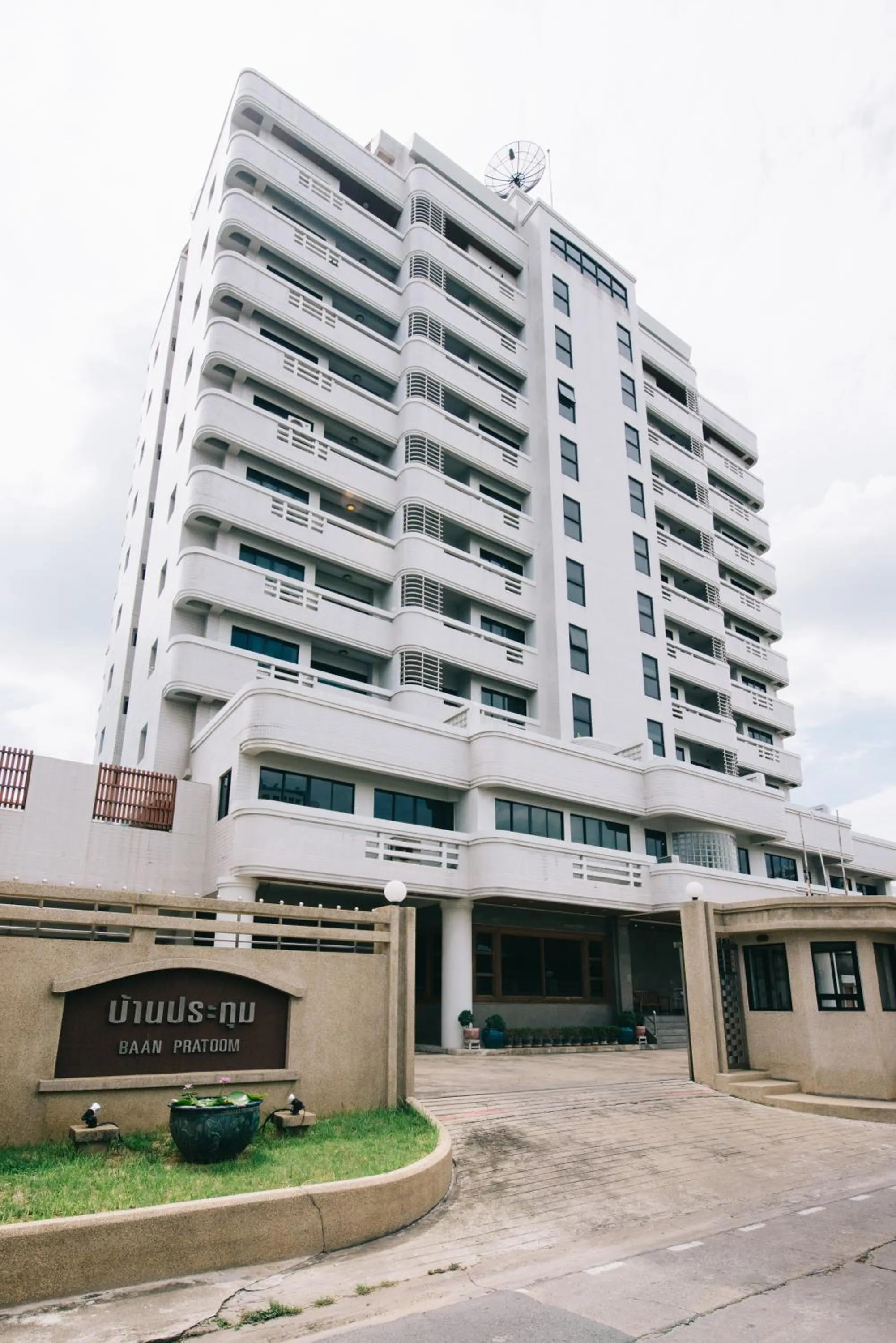 Facade/entrance in Baan Pratoom