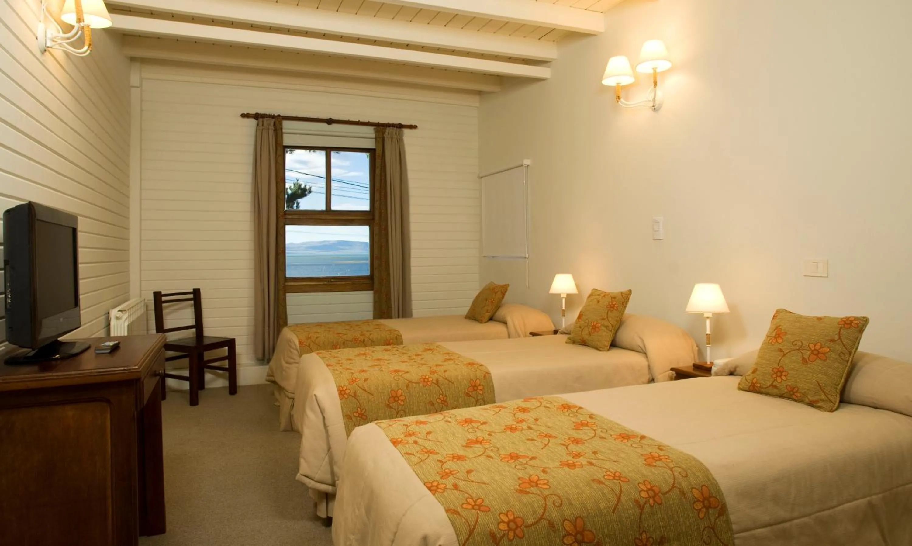 Photo of the whole room, Bed in Lar Aike