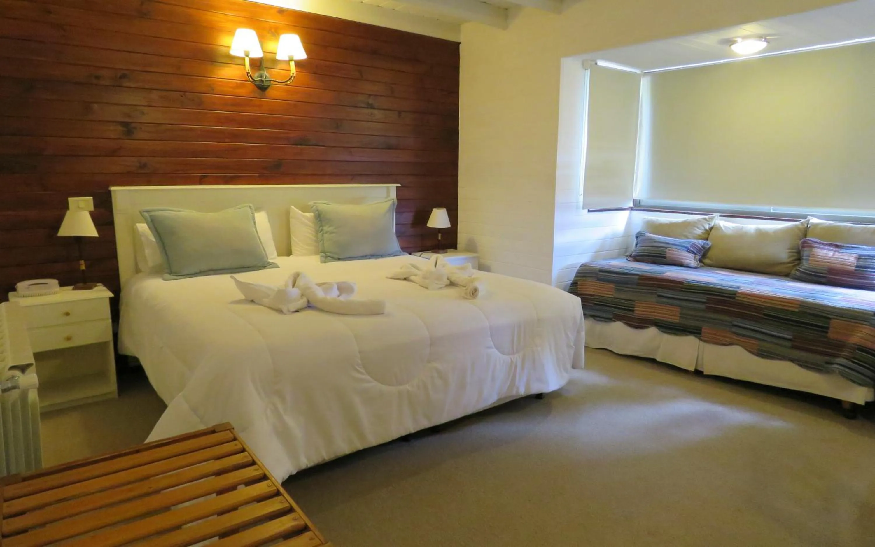 Photo of the whole room, Bed in Lar Aike