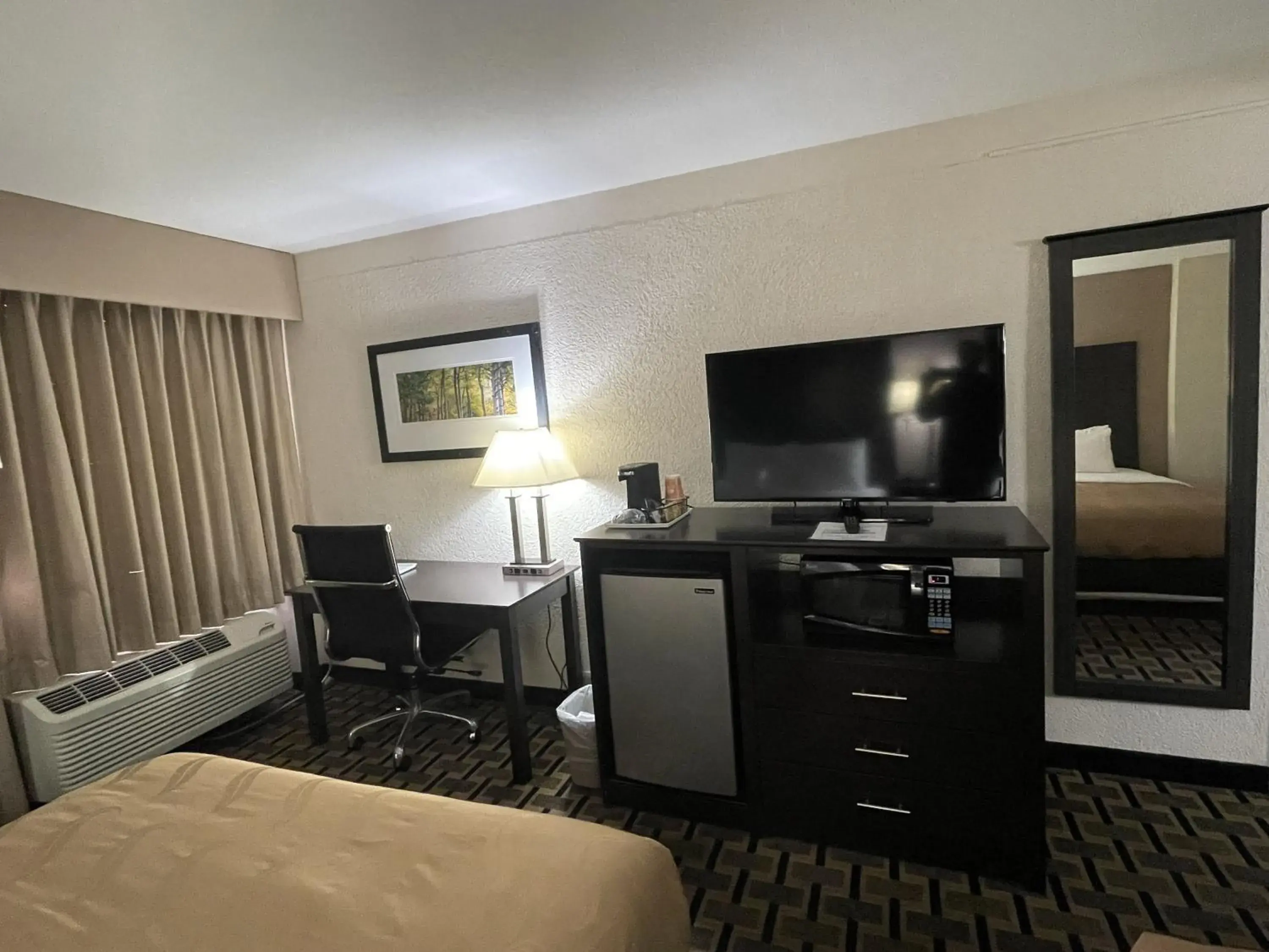 TV and multimedia, Bed in Quality Inn & Suites Cincinnati Downtown Area TV and multimedia, Bed in Quality Inn & Suites Cincinnati Downtown Area