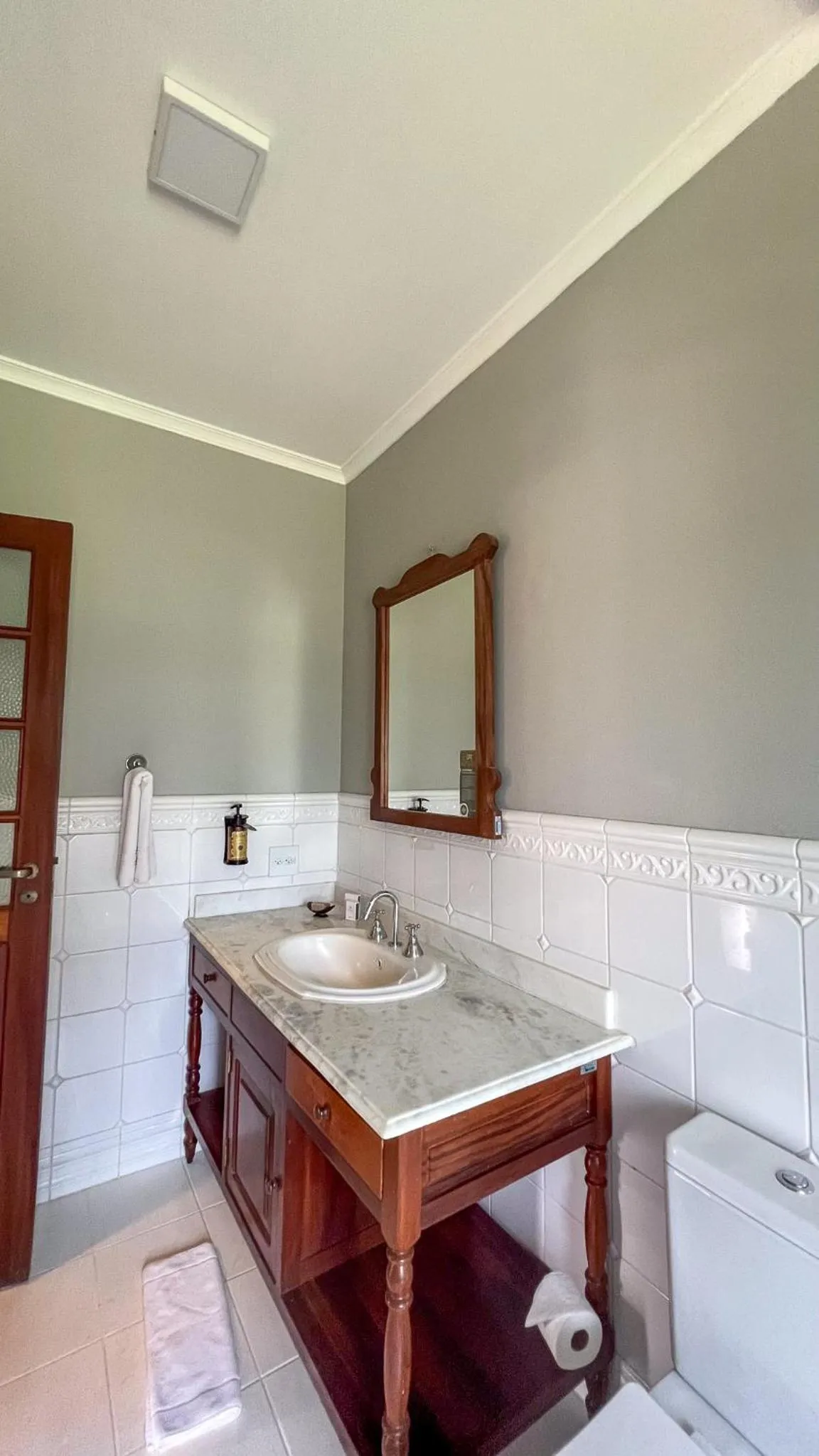 Toilet in Vila Angatu Eco Resort & SPA