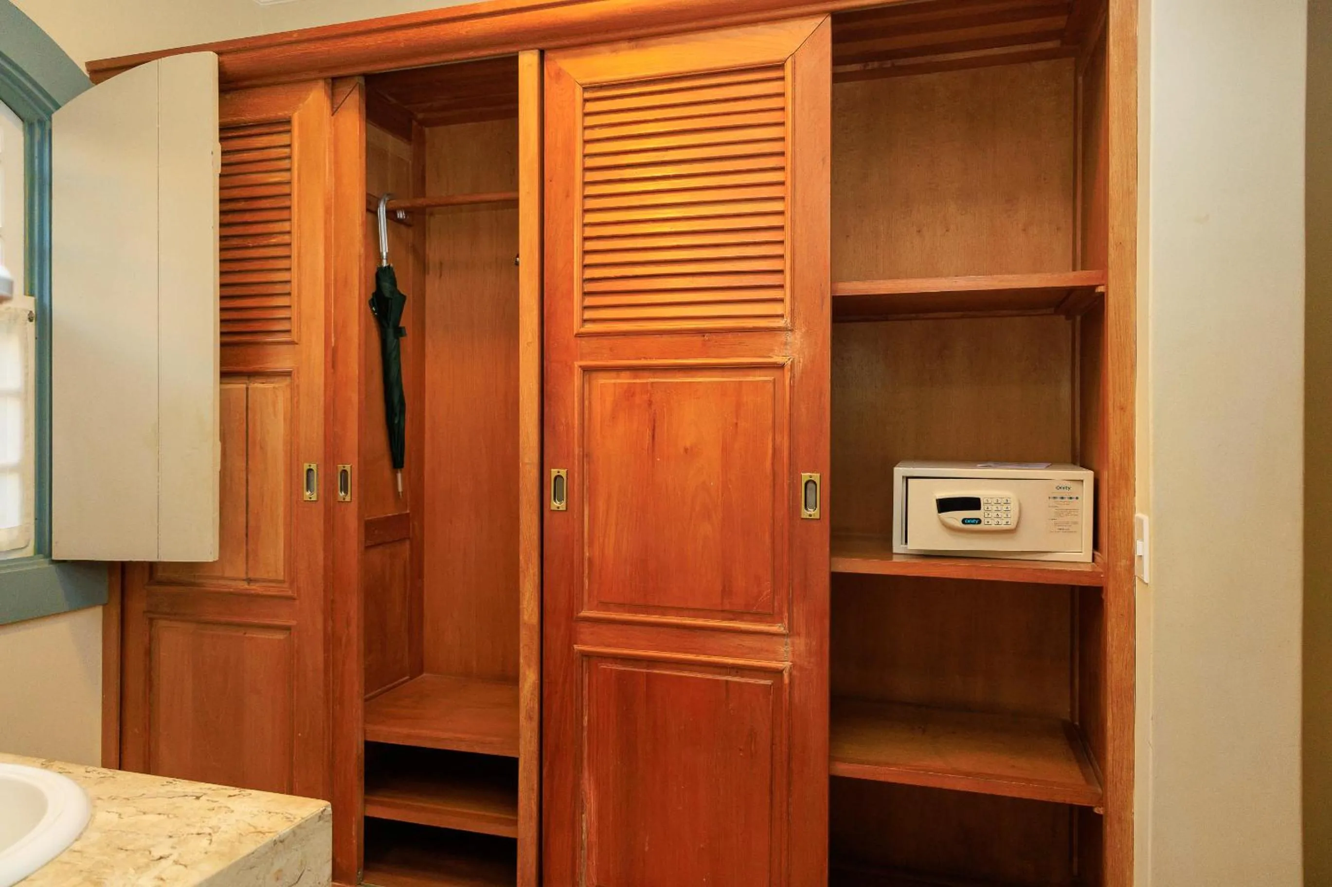 wardrobe in Vila Angatu Eco Resort & SPA