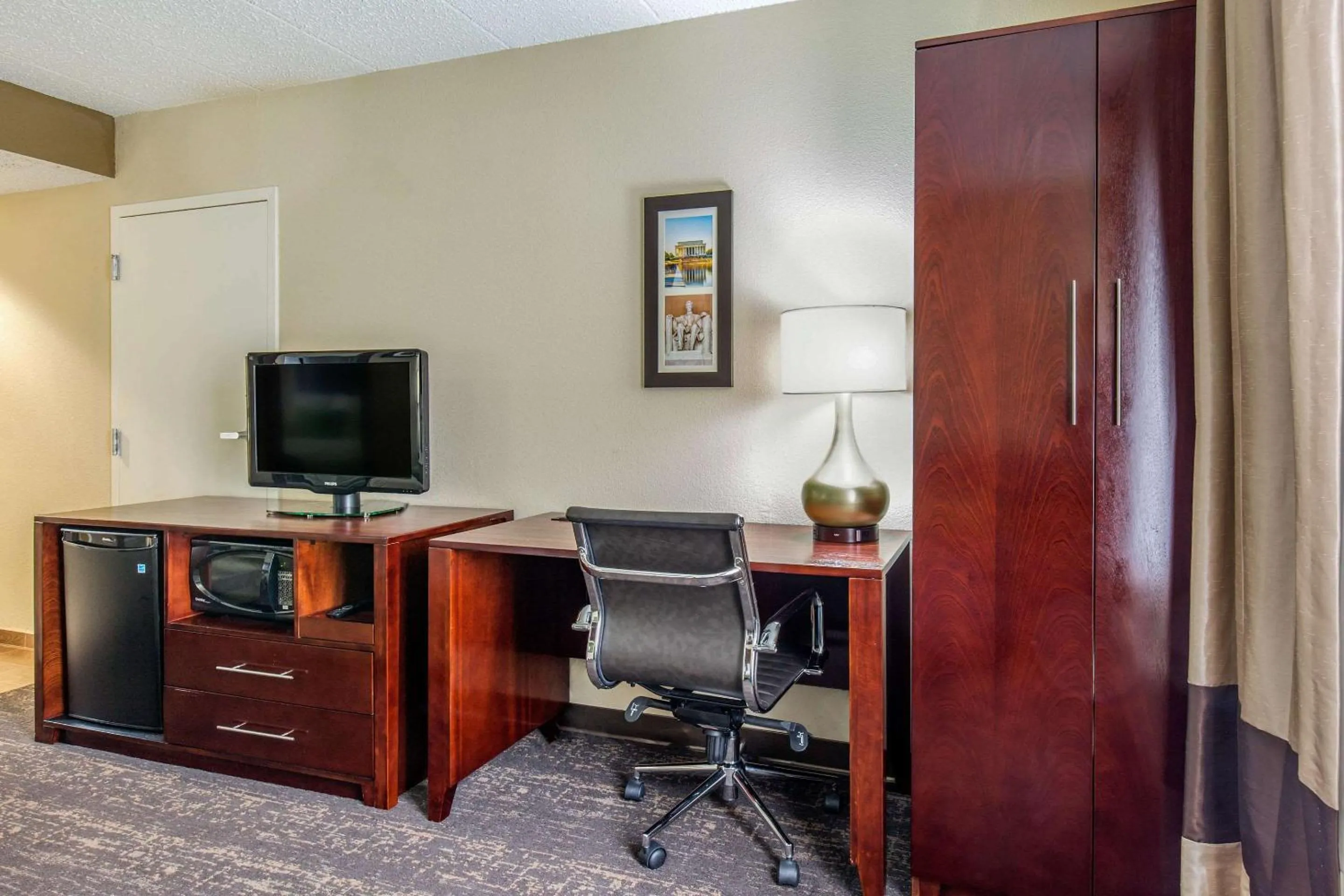 TV and multimedia in Comfort Inn College Park North