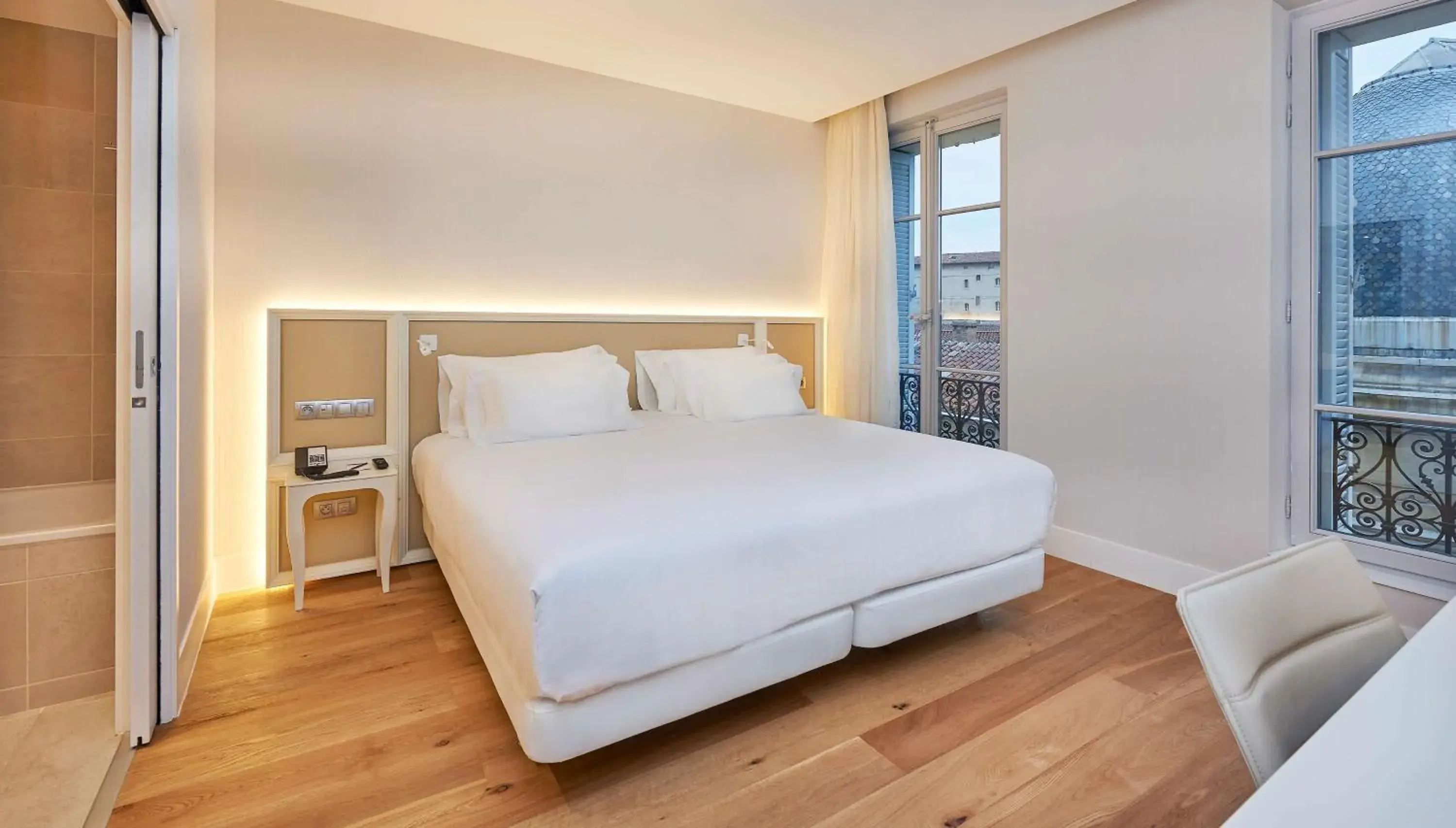 Photo of the whole room, Bed in NH Collection Marseille Photo of the whole room, Bed in NH Collection Marseille