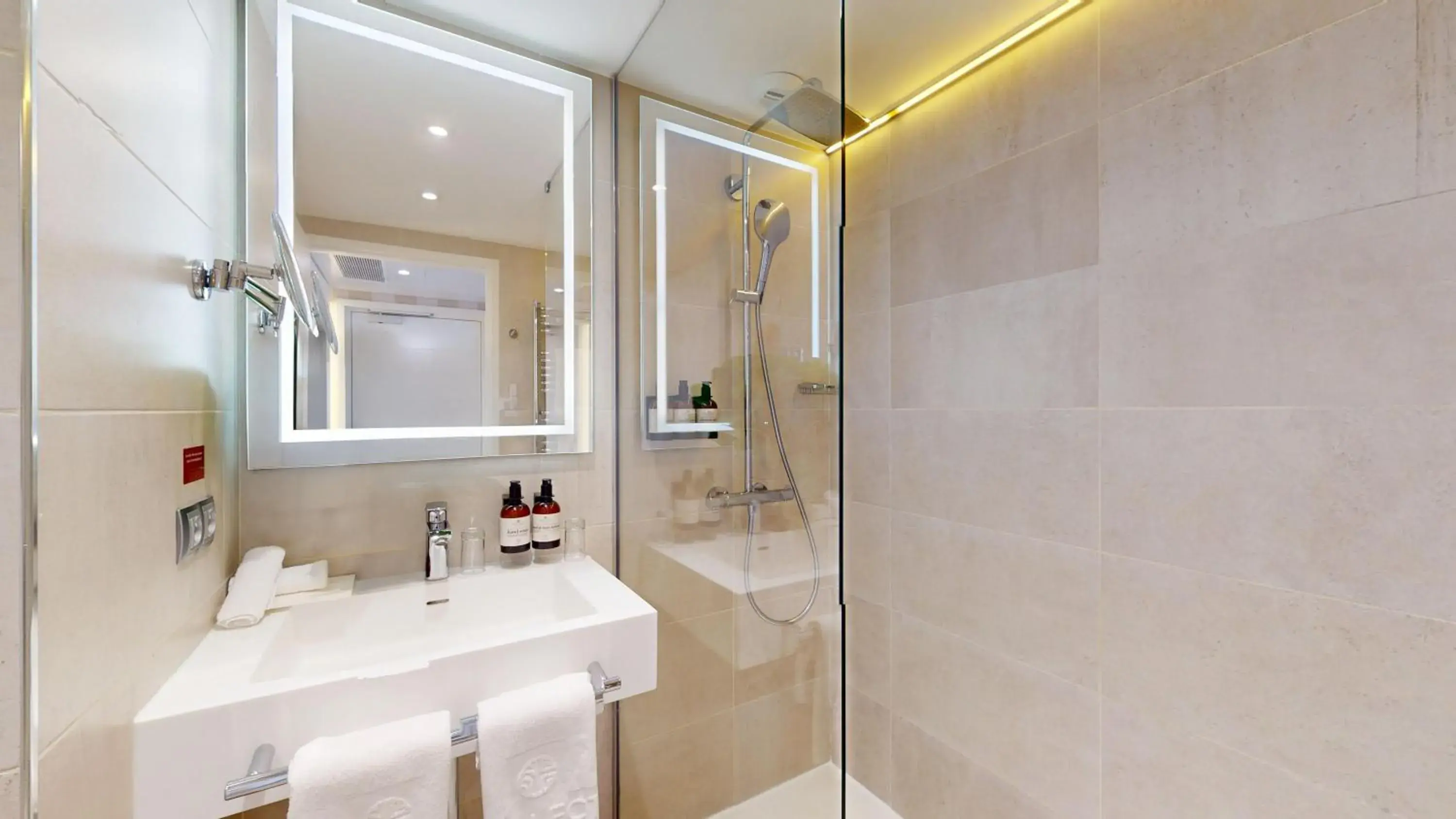 Bathroom in NH Collection Marseille Bathroom in NH Collection Marseille