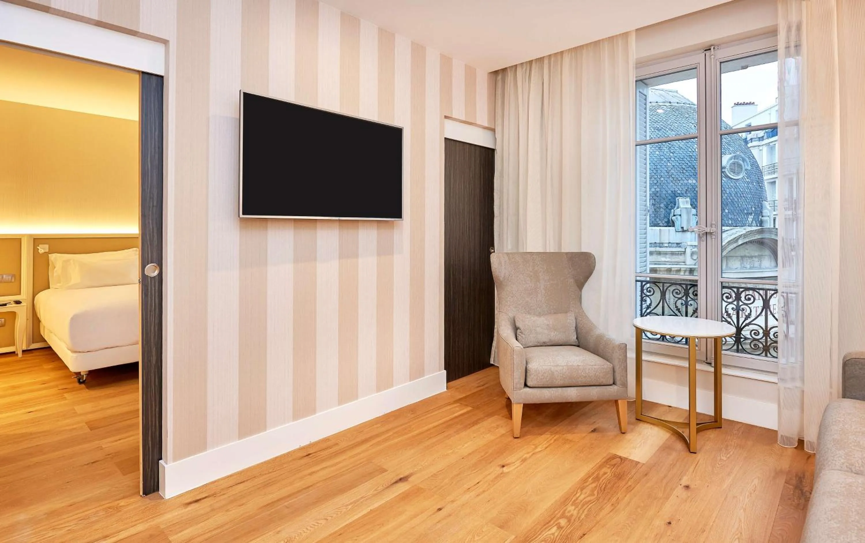 Photo of the whole room, Bed in NH Collection Marseille