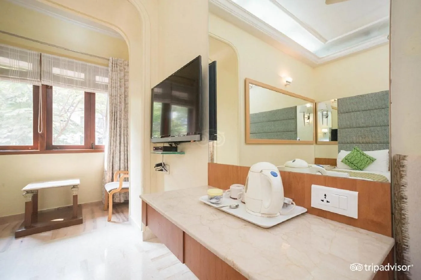 TV and multimedia in Regent Hotel