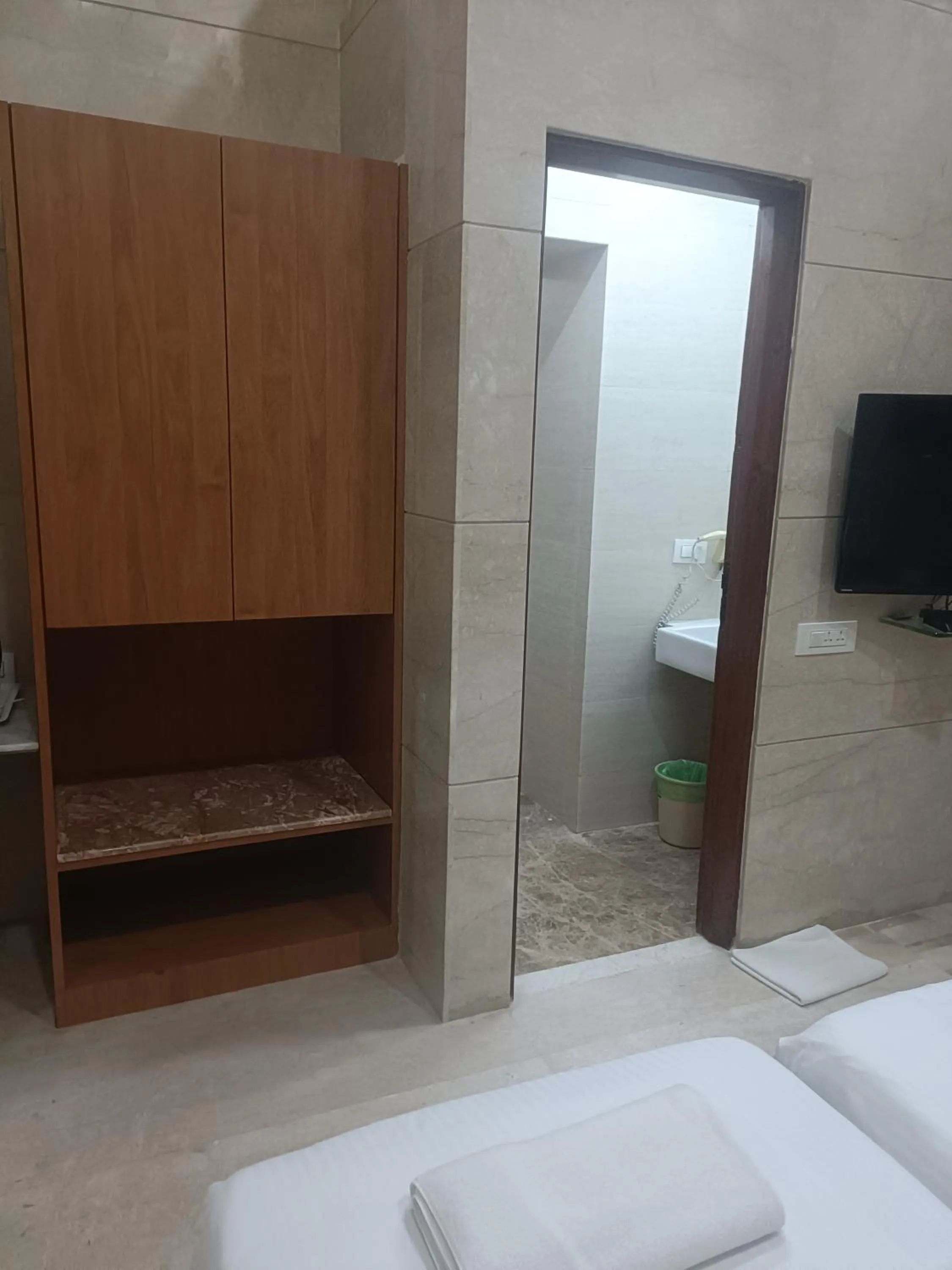 Bathroom, Bed in Regent Hotel