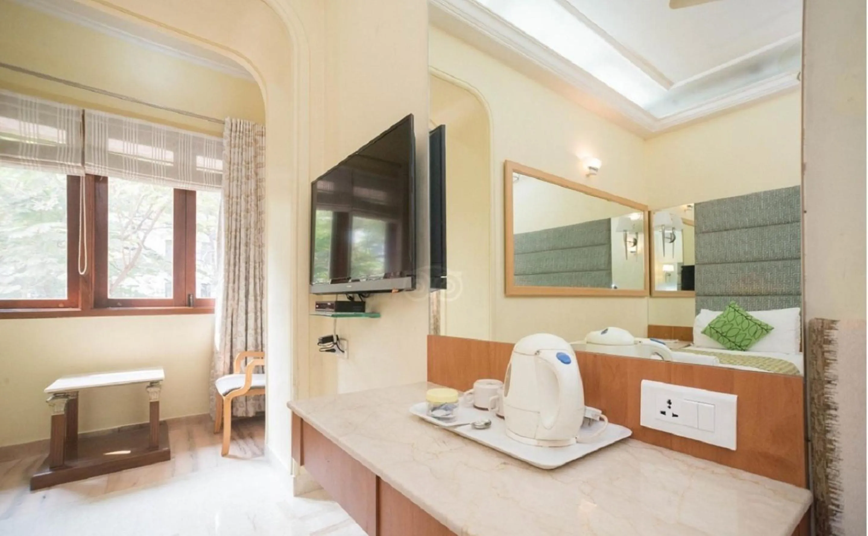 TV and multimedia in Regent Hotel