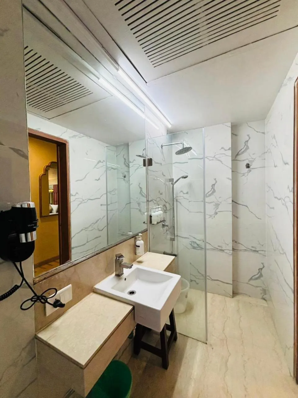 Shower in Regent Hotel