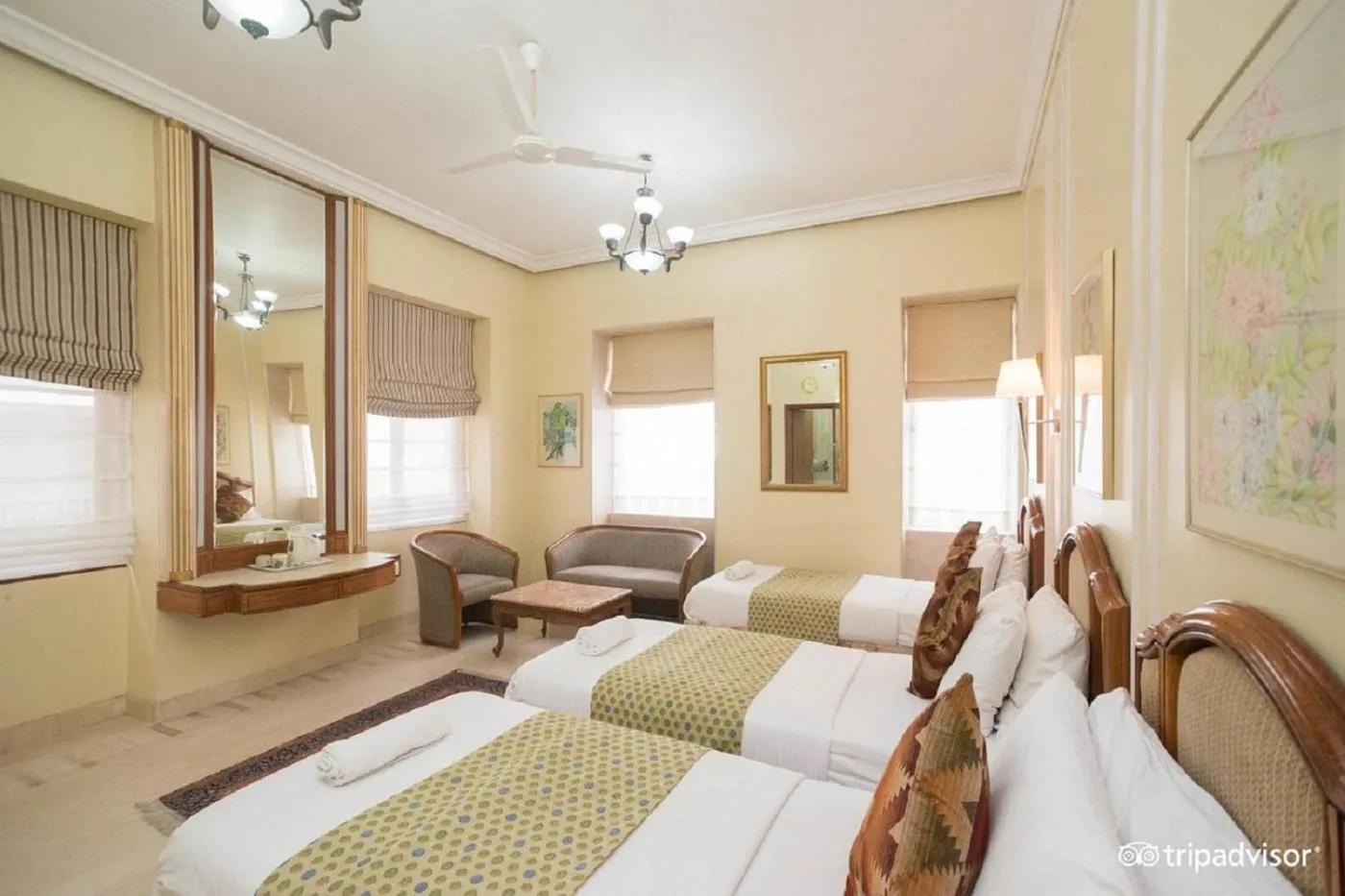 Living room, Bed in Regent Hotel