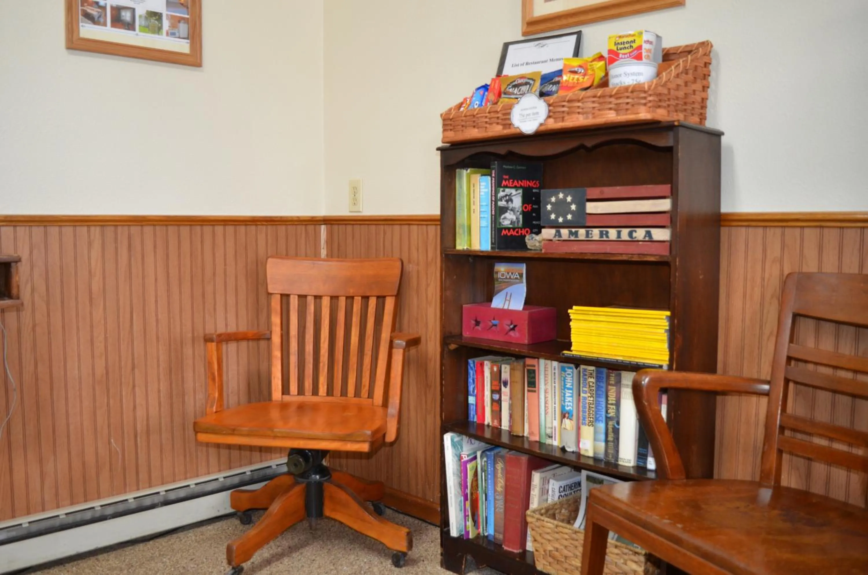 Lounge or bar in Little River Inn Motel