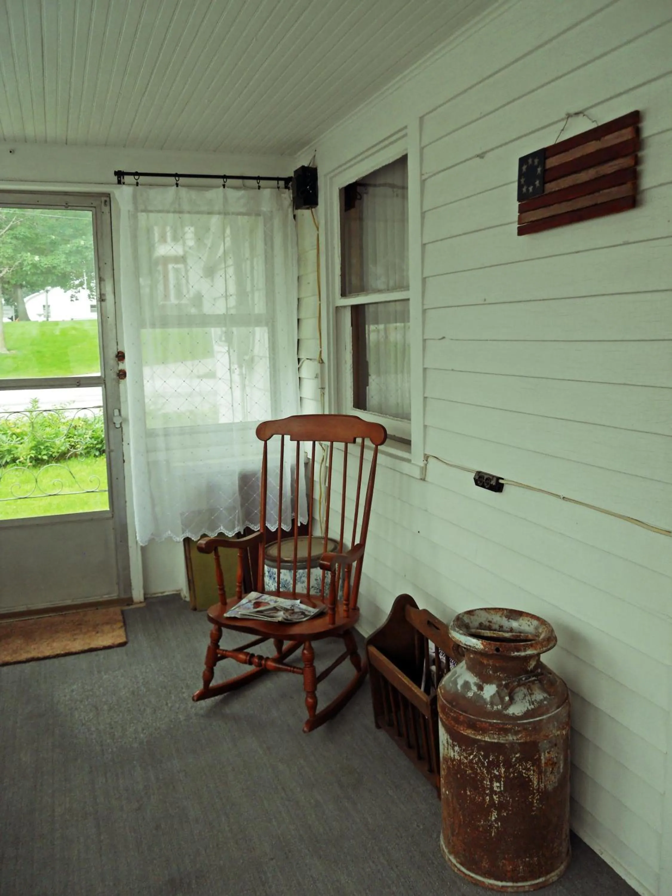 Seating area in Little River Inn Motel