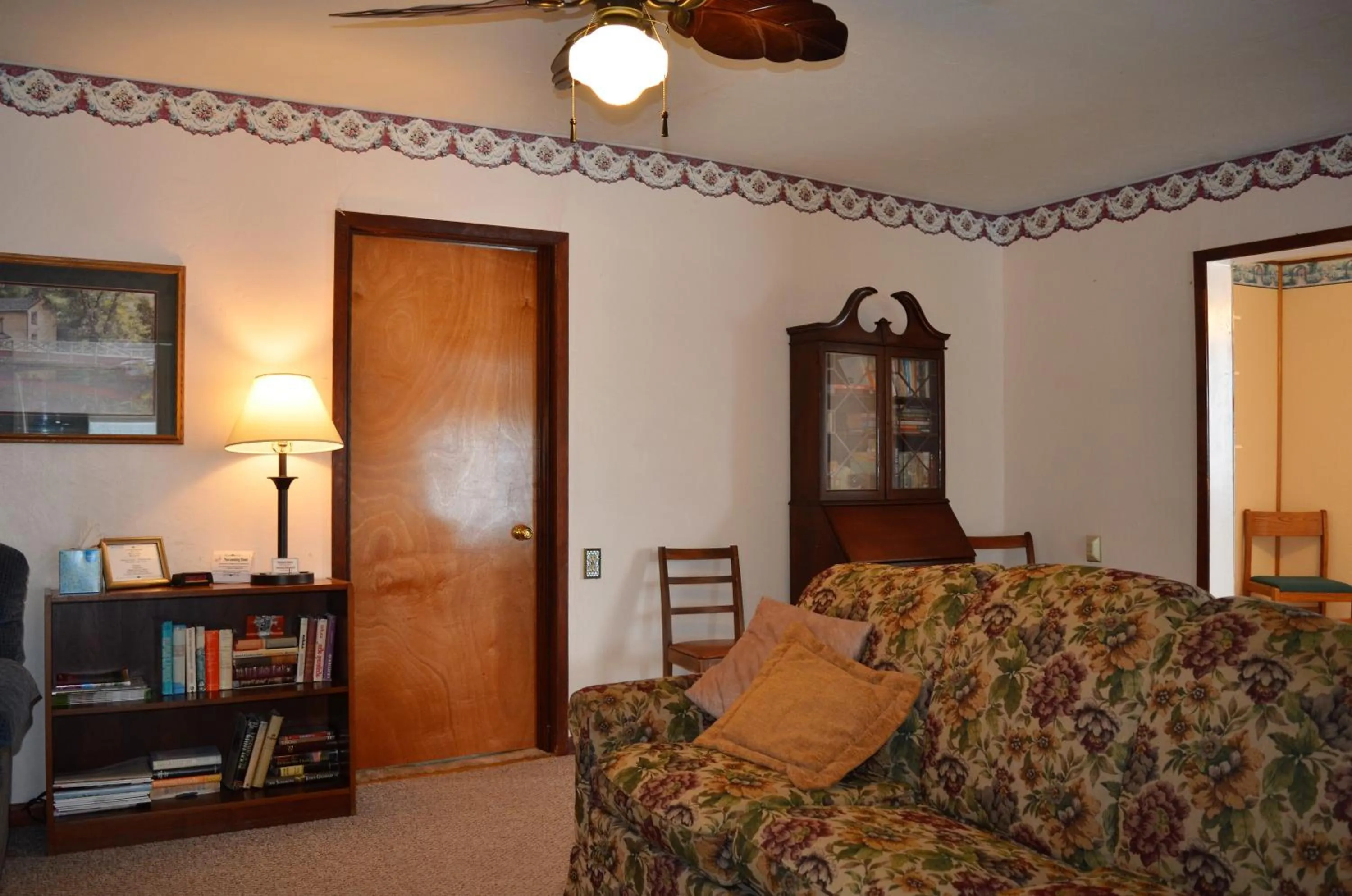 Living room in Little River Inn Motel