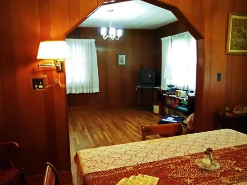 Living room, Bed in Little River Inn Motel