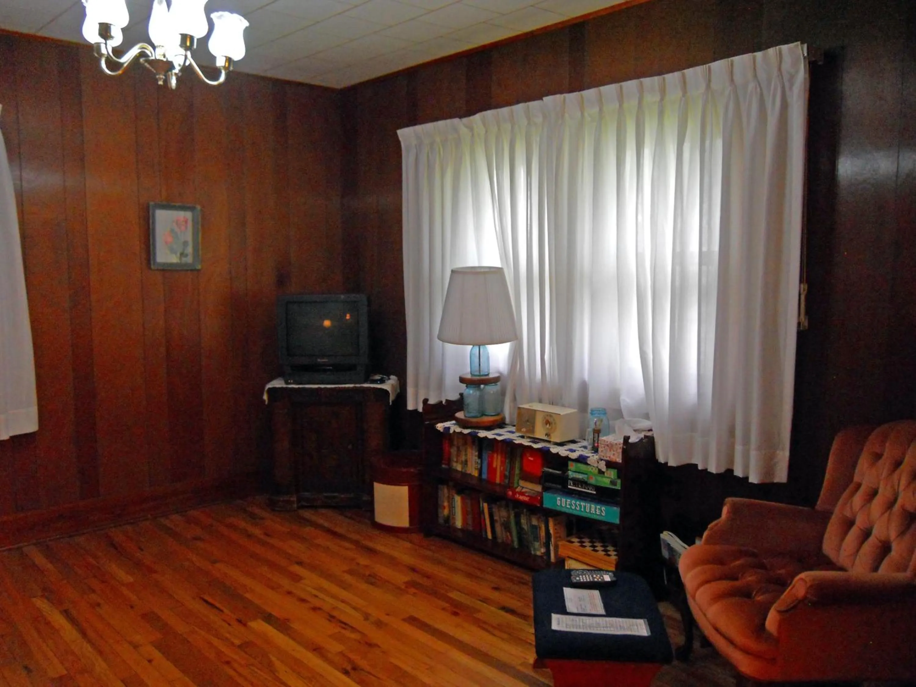 Living room in Little River Inn Motel