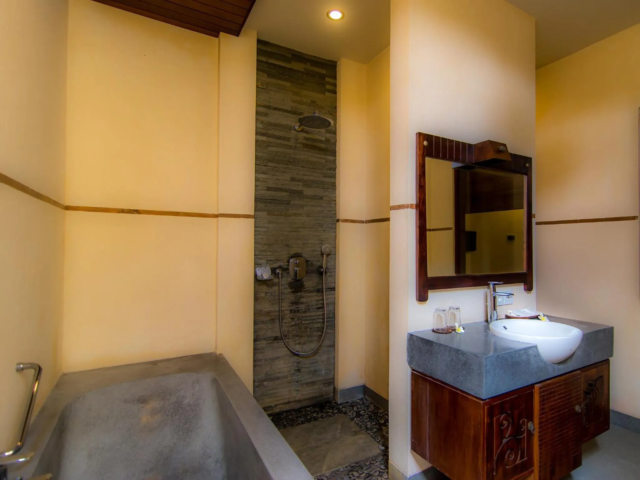 Shower in De Munut Balinese Resort