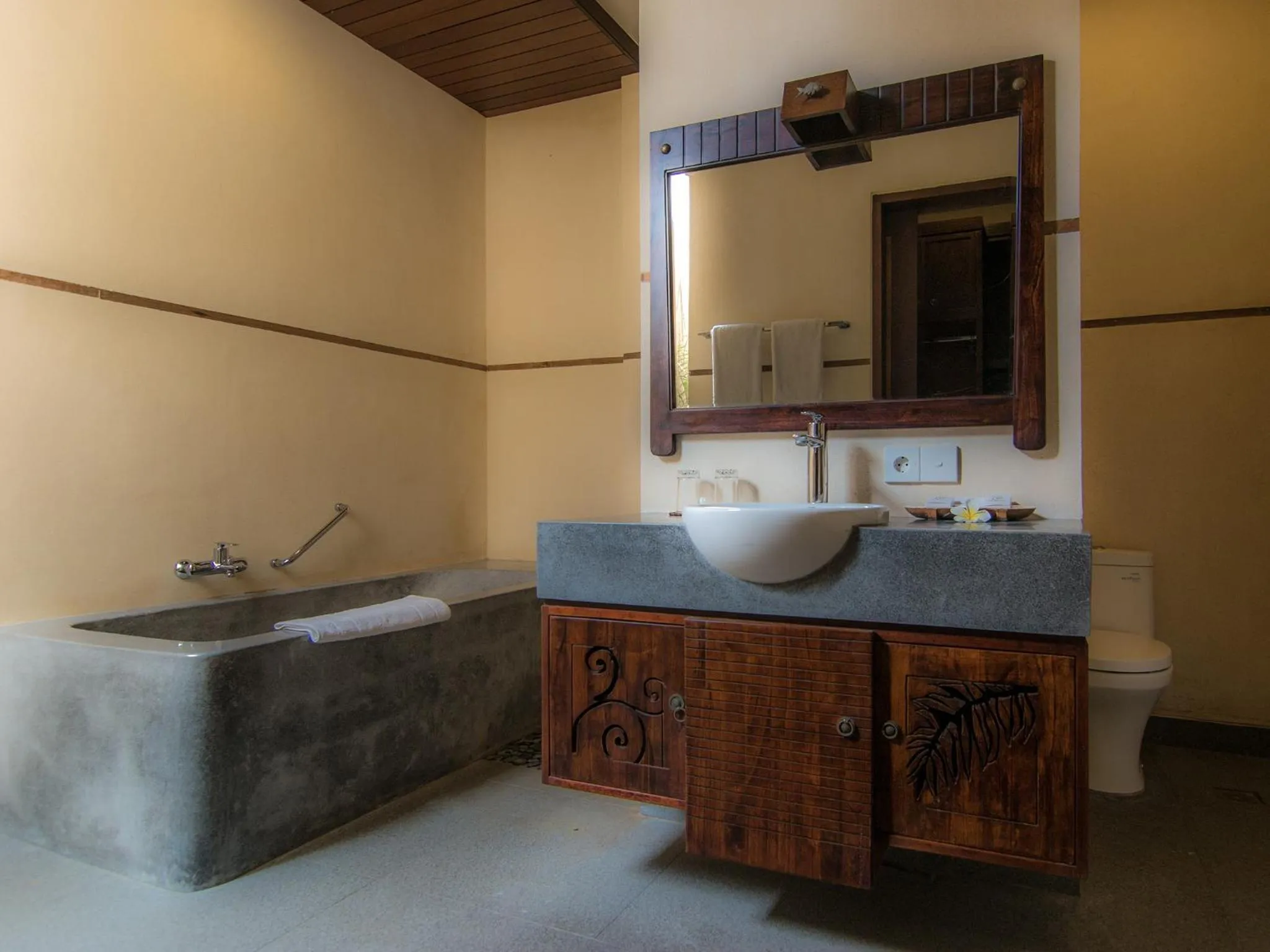 Shower in De Munut Balinese Resort