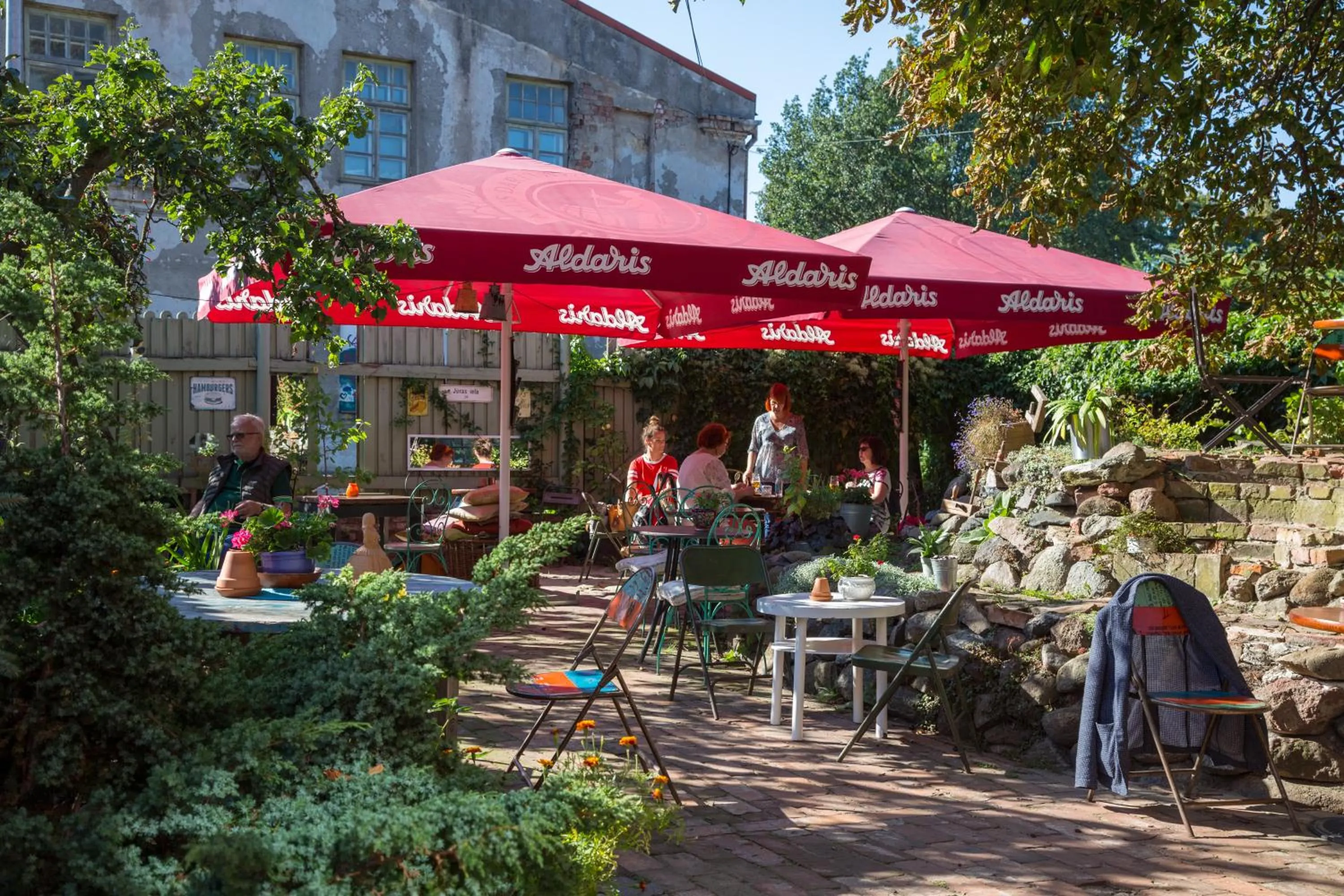 Restaurant/places to eat in Fontaine Valhalla Hotel