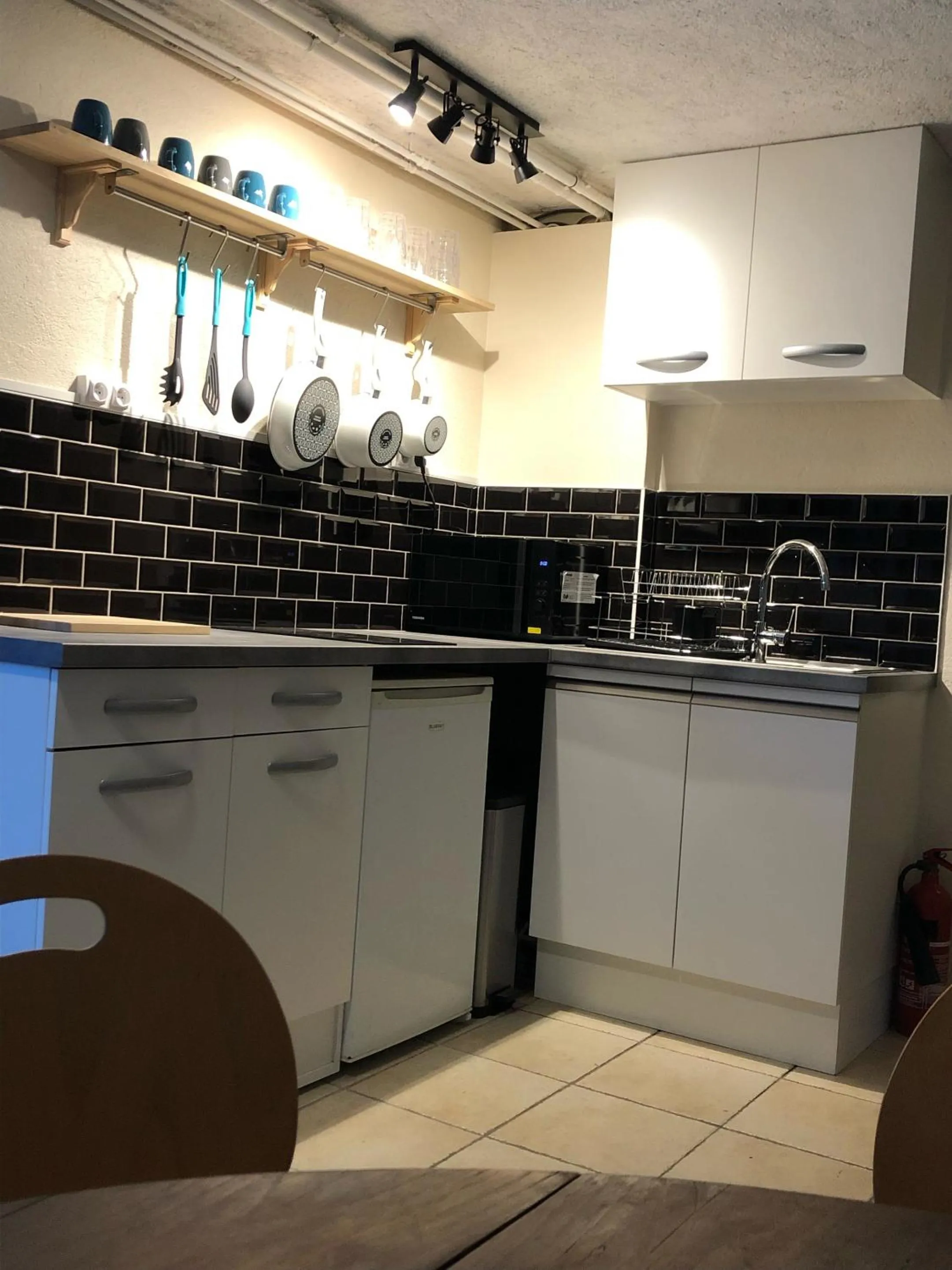 Kitchen or kitchenette in B&B Chalet Les Frenes