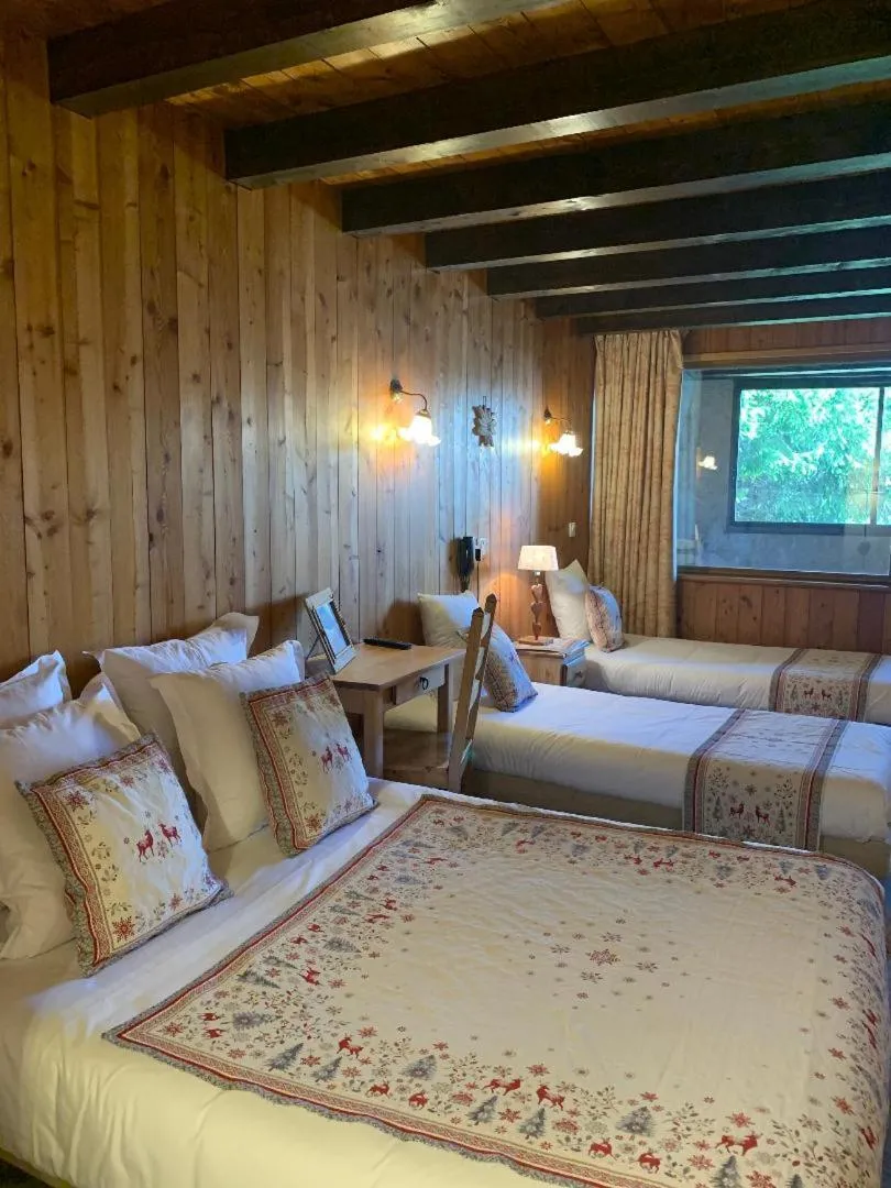 Photo of the whole room, Bed in Hotels Les Catrems & Le Montagnou