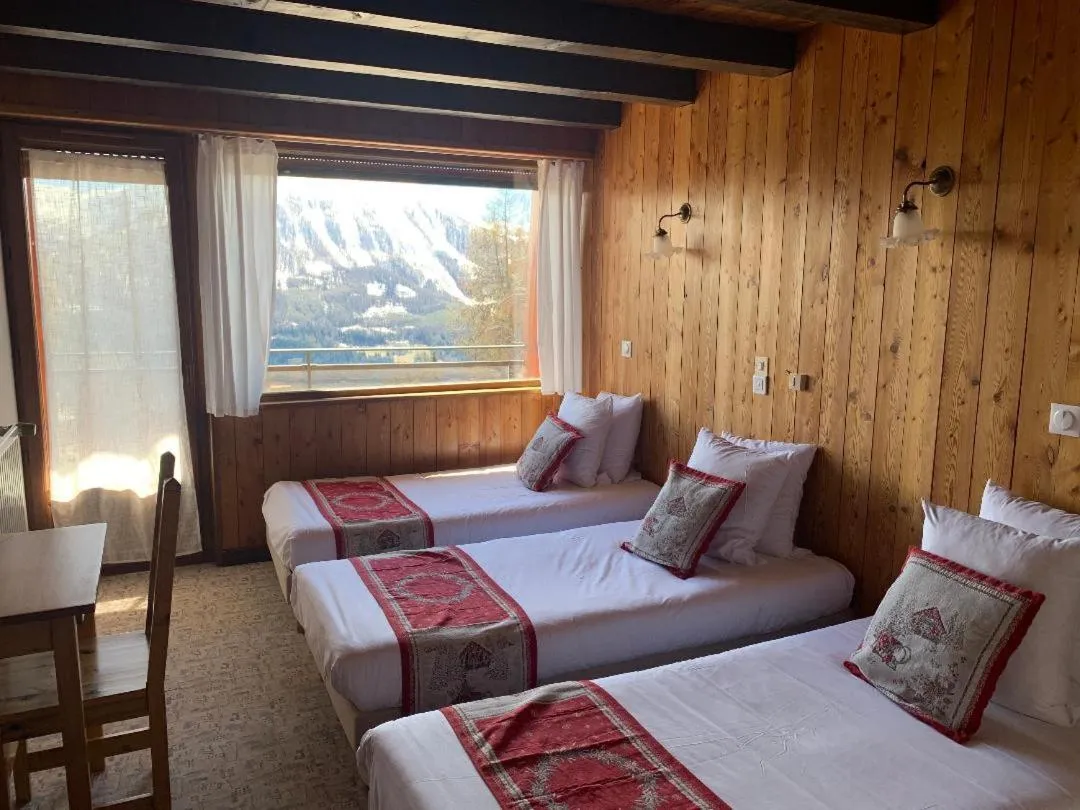View (from property/room), Bed in Hotels Les Catrems & Le Montagnou