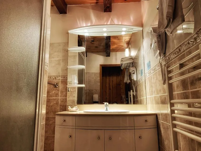Bathroom in Hotels Les Catrems & Le Montagnou